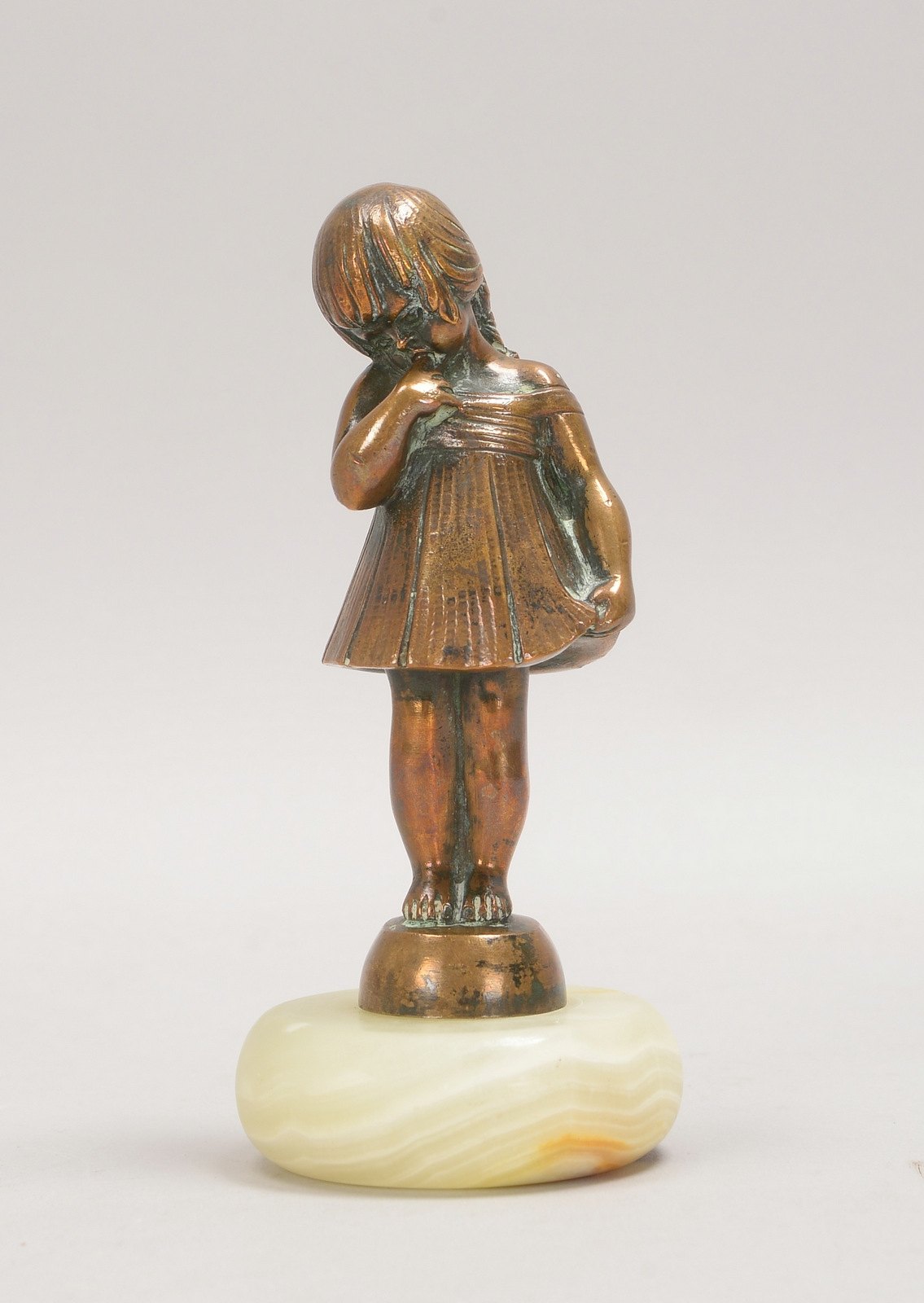 Eckart, Lissy, kl. Bronze, 'Am Finger lutschendes Mädchen', monogr./mit Gießerst.