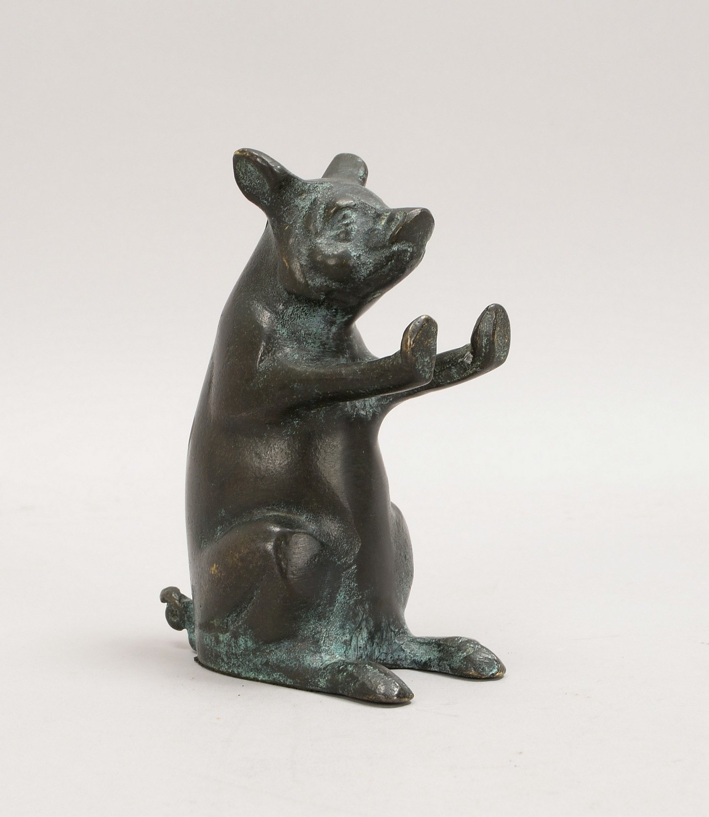 Kl. Bronzefigur, 'Schwein' - in aufgerichteter Haltung dargestellt; Höhe 14 cm