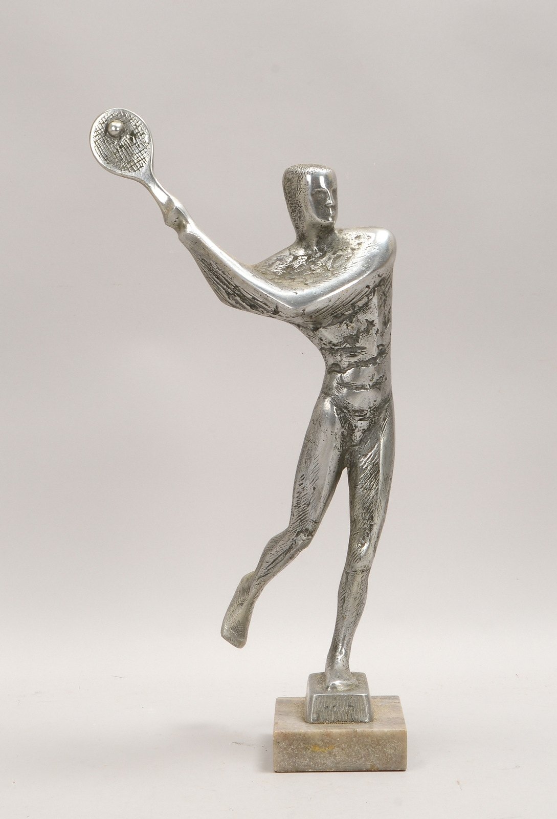 Lewinski, Jakub, Aluminium-Skulptur, 'Tennisspieler', auf Marmorsockel, monogr.