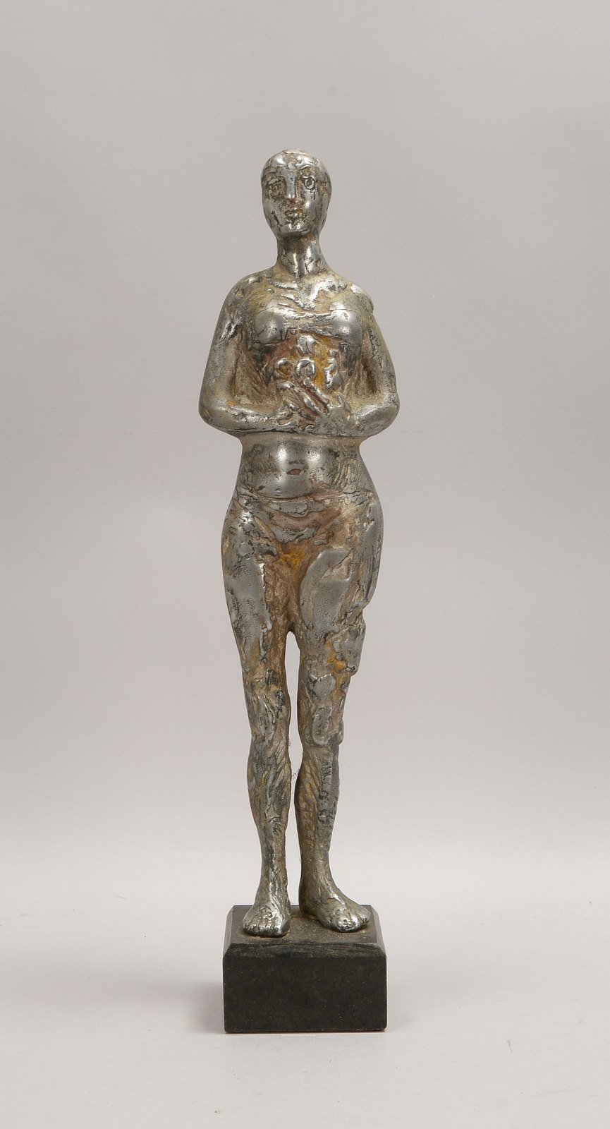 Lewinski, Jakub, Aluminium-Skulptur, 'Weiblicher Akt', auf Marmorsockel, monogr.