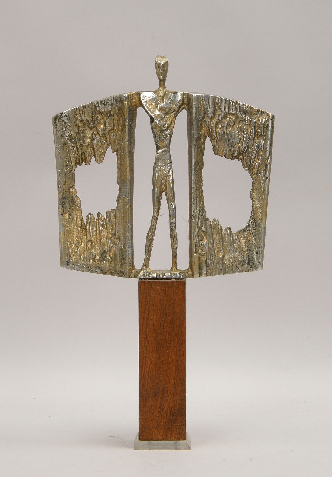 Lewinski, Jakub, Aluminium-Skulptur, 'Ikarus', Figur auf Holzsockel, monogr.