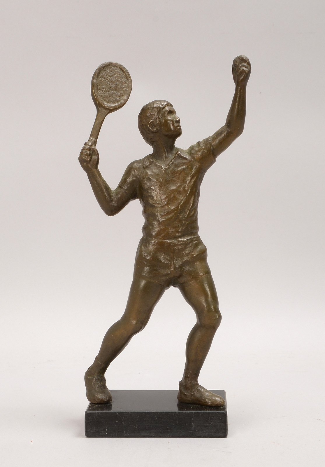 Bronzeskulptur, 'Tennisspieler'. monogr./ligiert 'JB'(?), auf Marmorsockel; Höhe 26 cm