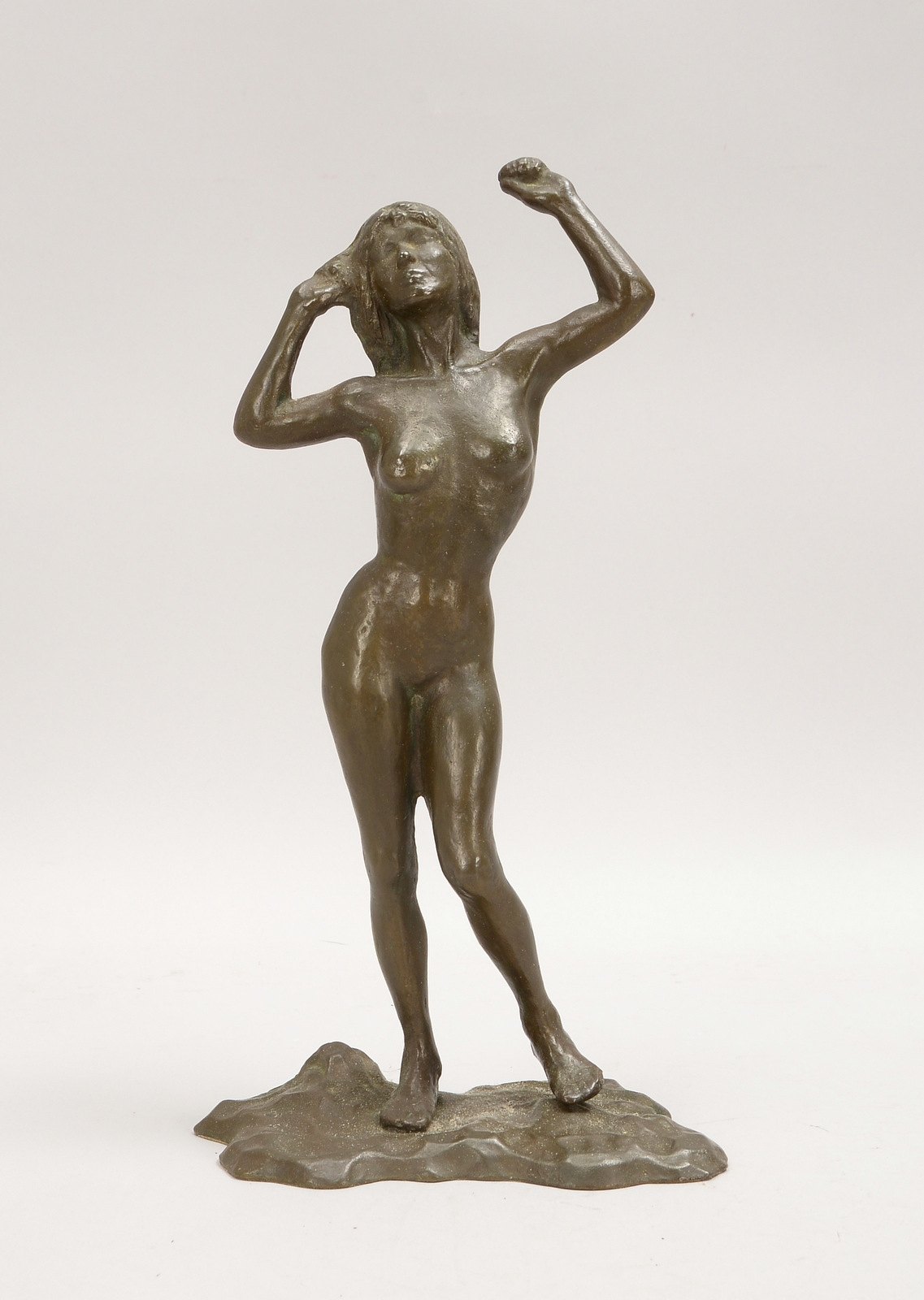 Bronzeskulptur, 'Weiblicher Akt' - mit erhobenen Händen, auf Natursockel, sign. -?