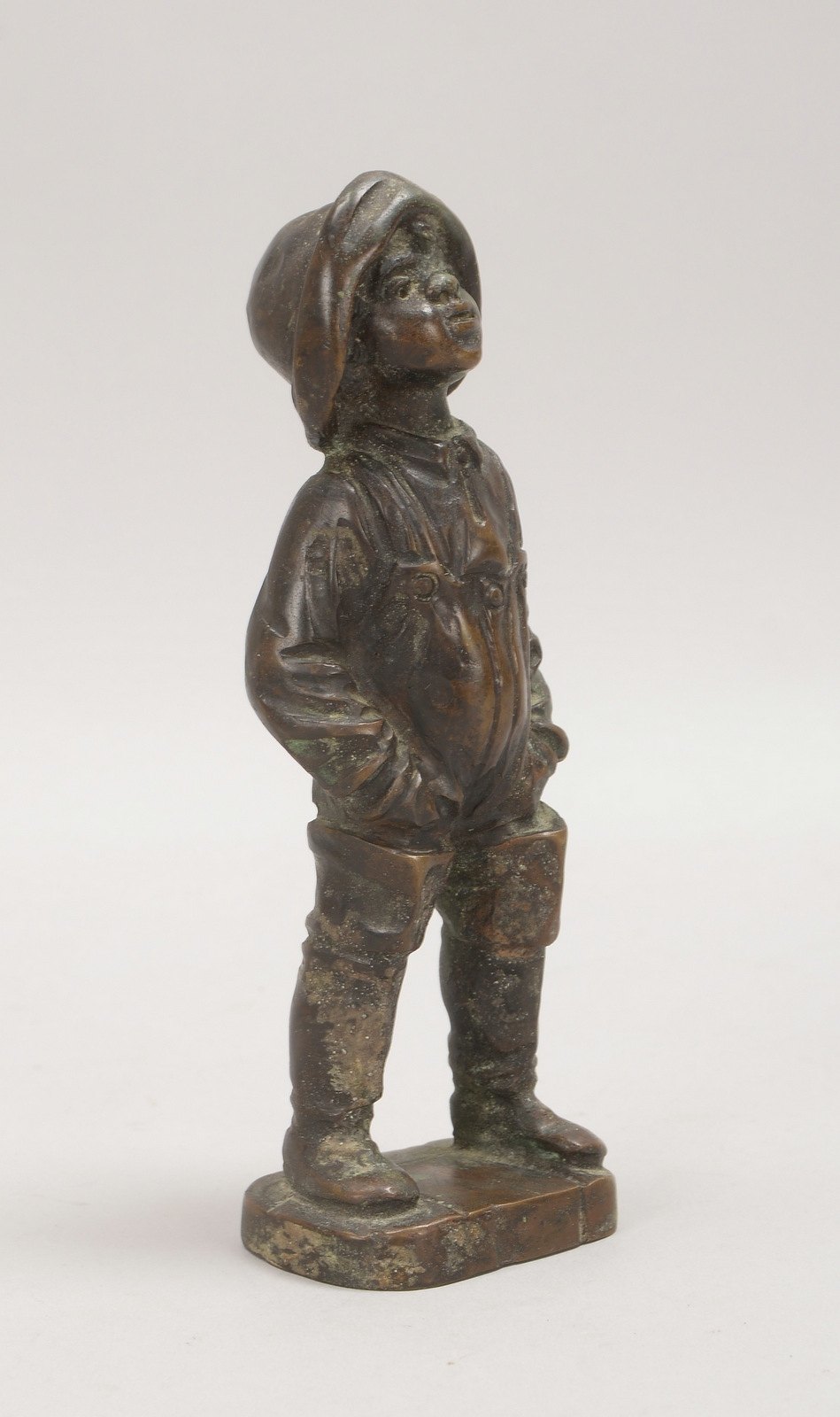 Bronzeskulptur, 'Fischerjunge', rückseitig (nicht eindeutig leserlich) signiert; Höhe 17 cm