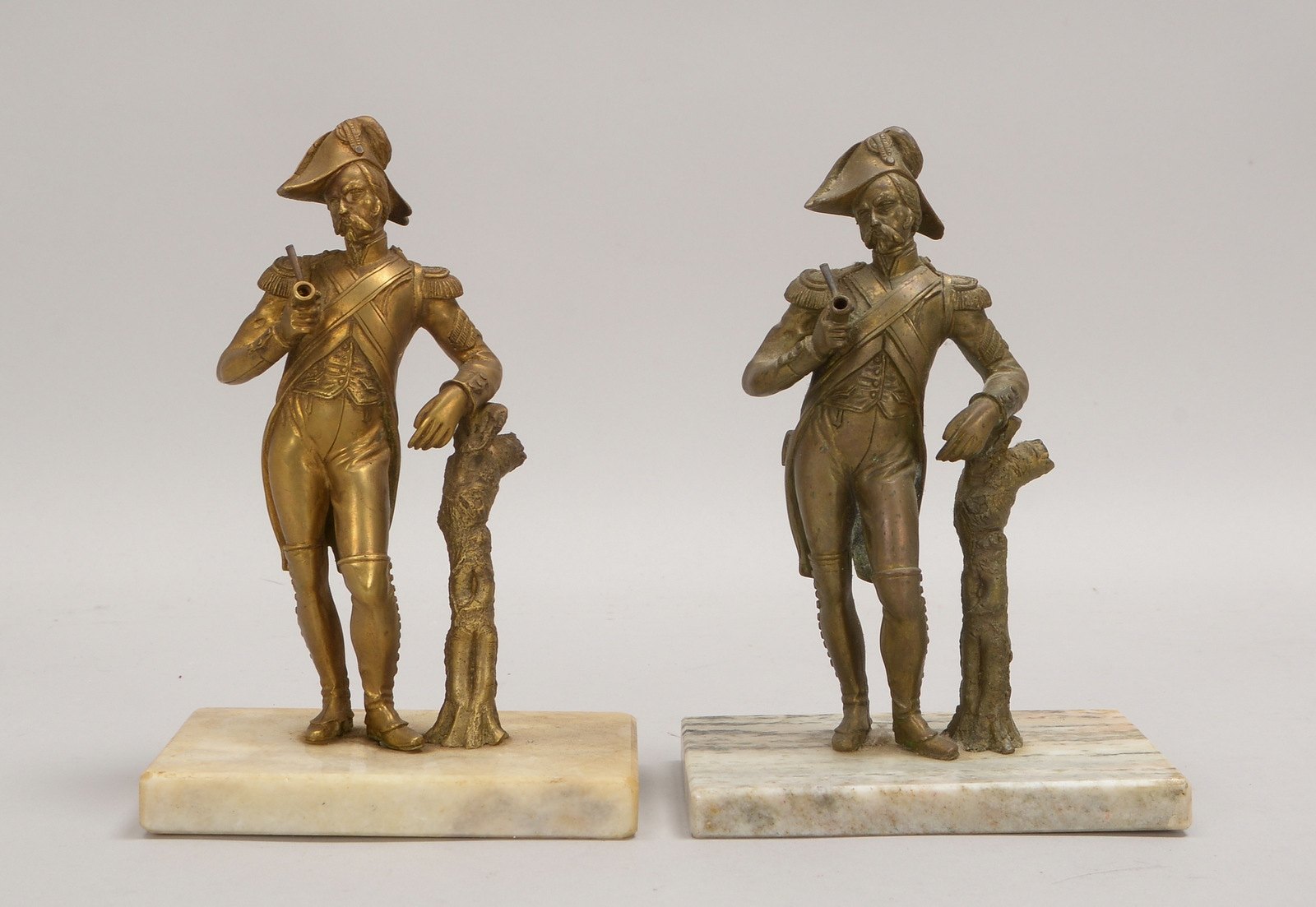2 Bronzeskulpturen, 'Offiziere bei der Rauchpause', unsign., jew. auf Marmorsockel
