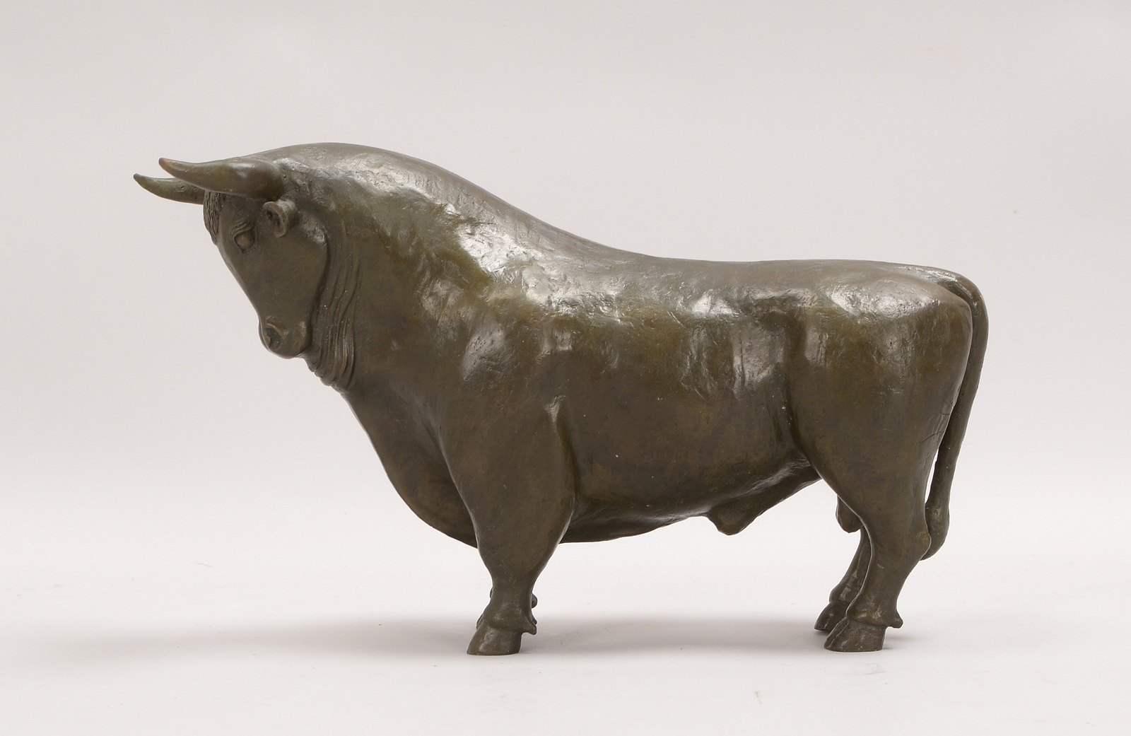 Bronzeskulptur, 'Stier', unsigniert; Höhe 19 cm, Länge 33 cm