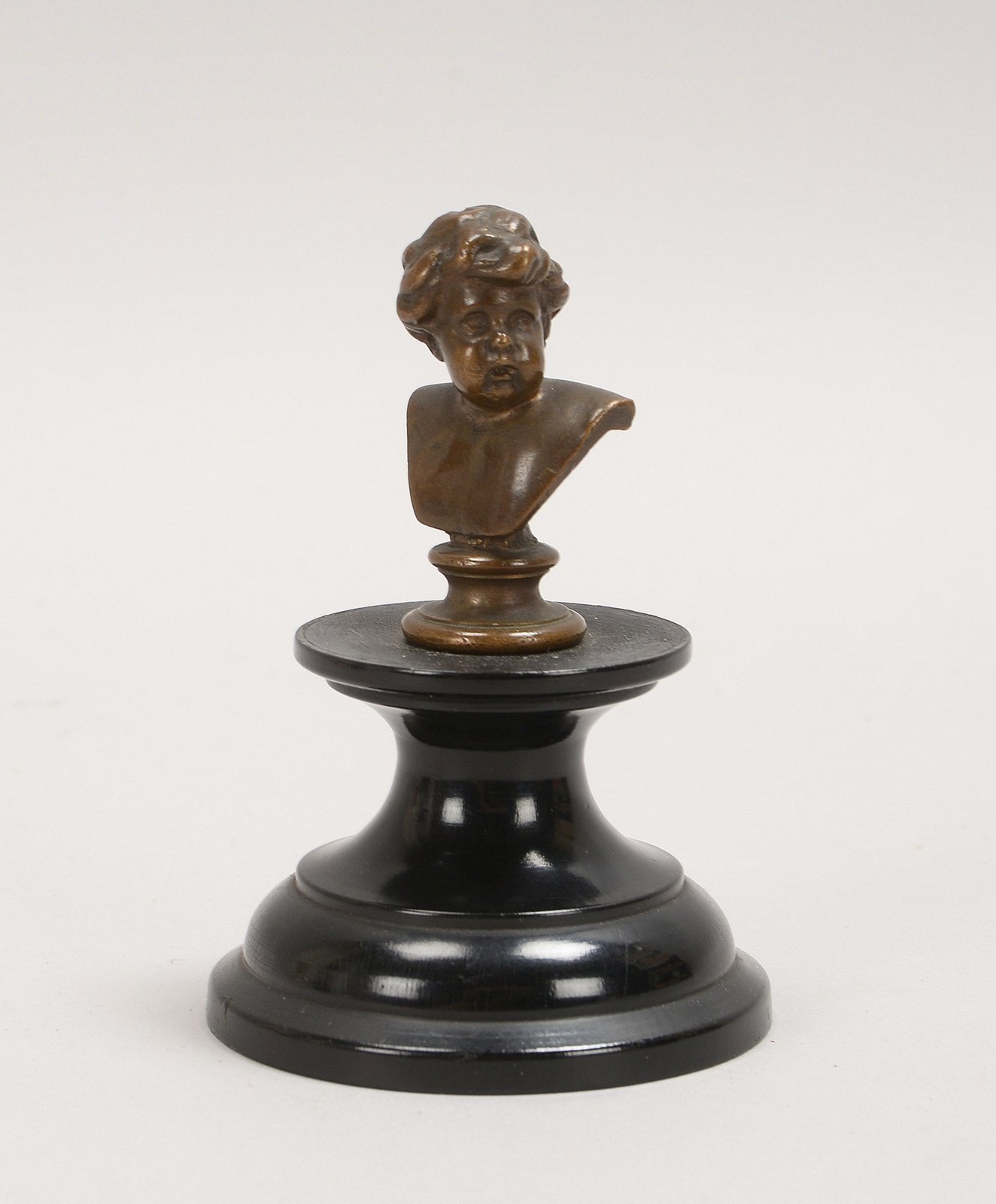 Barbedienne, Ferdinand, kl. Bronzebüste, 'Knabenportrait', sign., auf Holzsockel; Höhe 11 cm