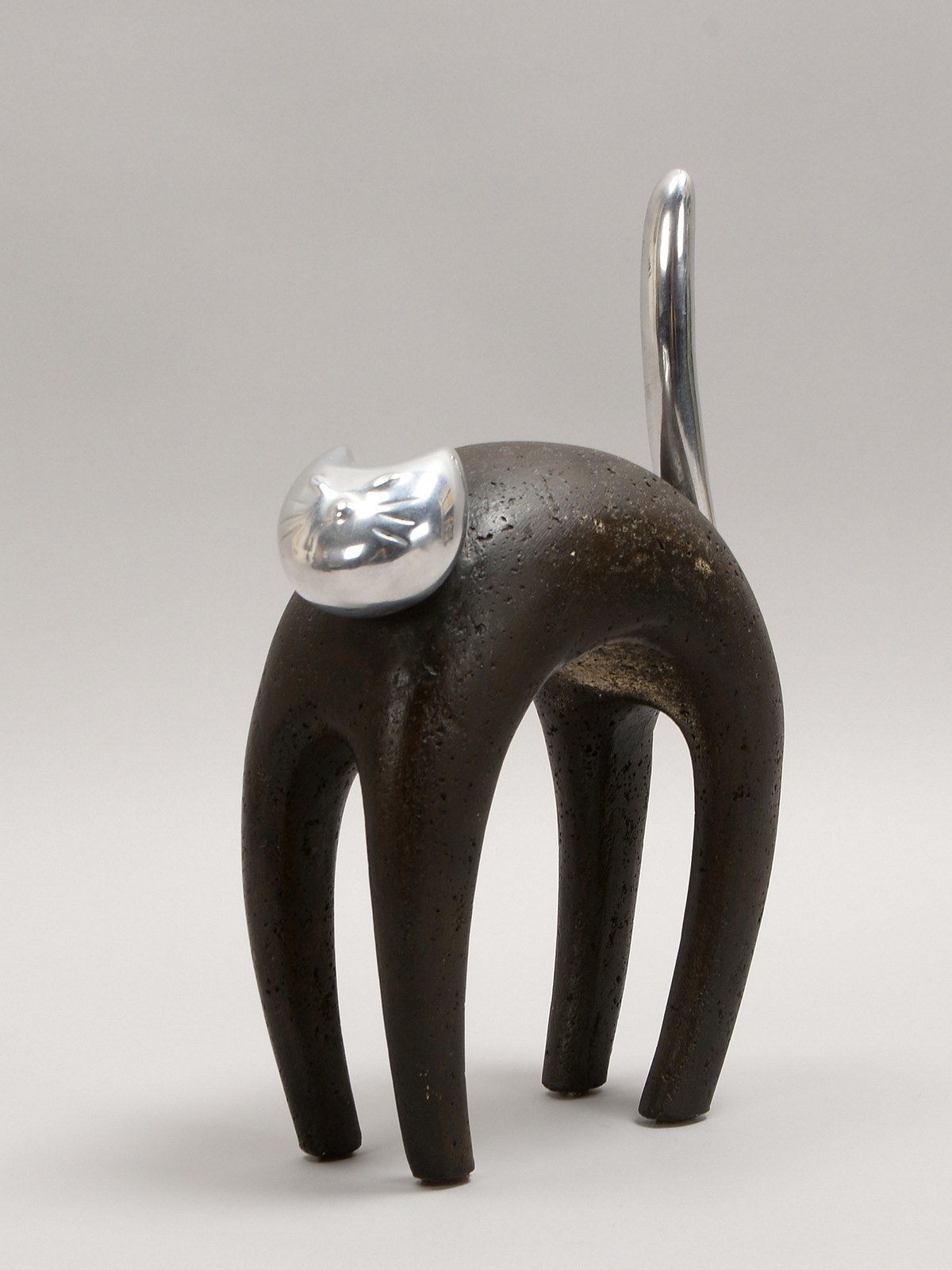 Künstlerskulptur, 'Fauchende Katze', Stein und Aluminium, unsigniert; Höhe 31 cm