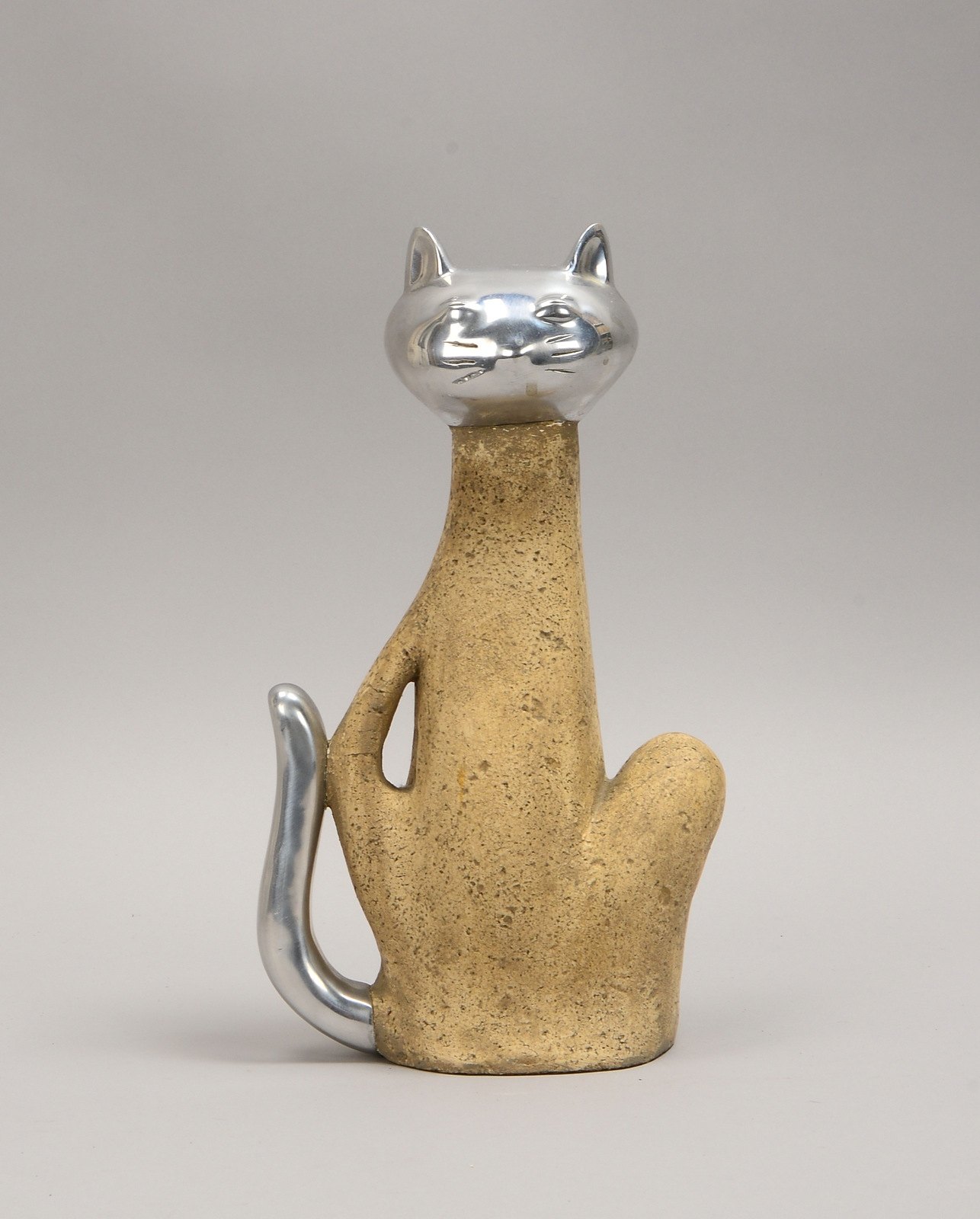 Künstlerskulptur, 'Sitzende Katze', Stein und Aluminium, unsigniert; Höhe 27 cm