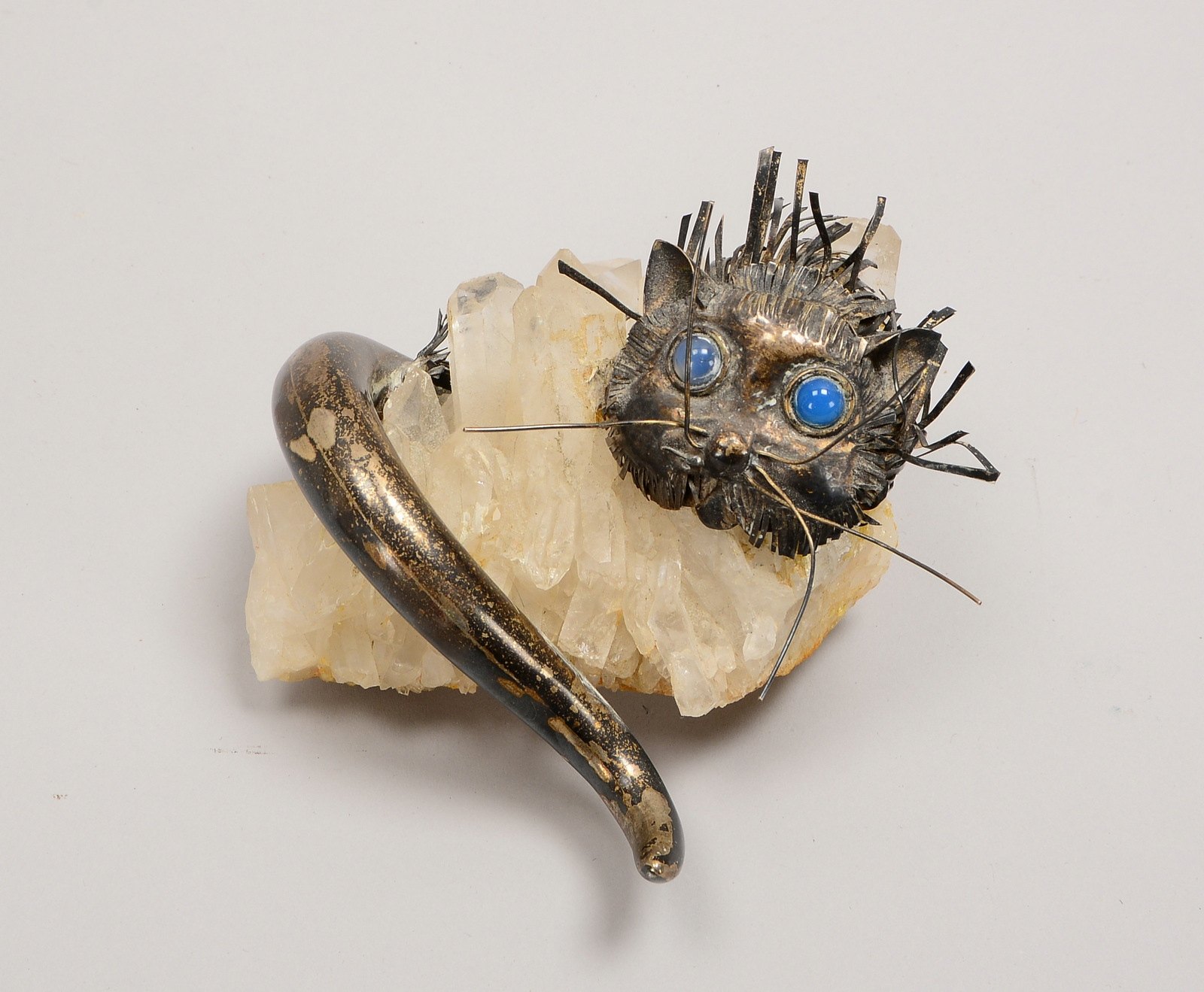 Künstler-Skulptur, 'Katze', Bergkrist./Silber, 2x 'Augen' aus Mondstein(?); Länge 14 cm