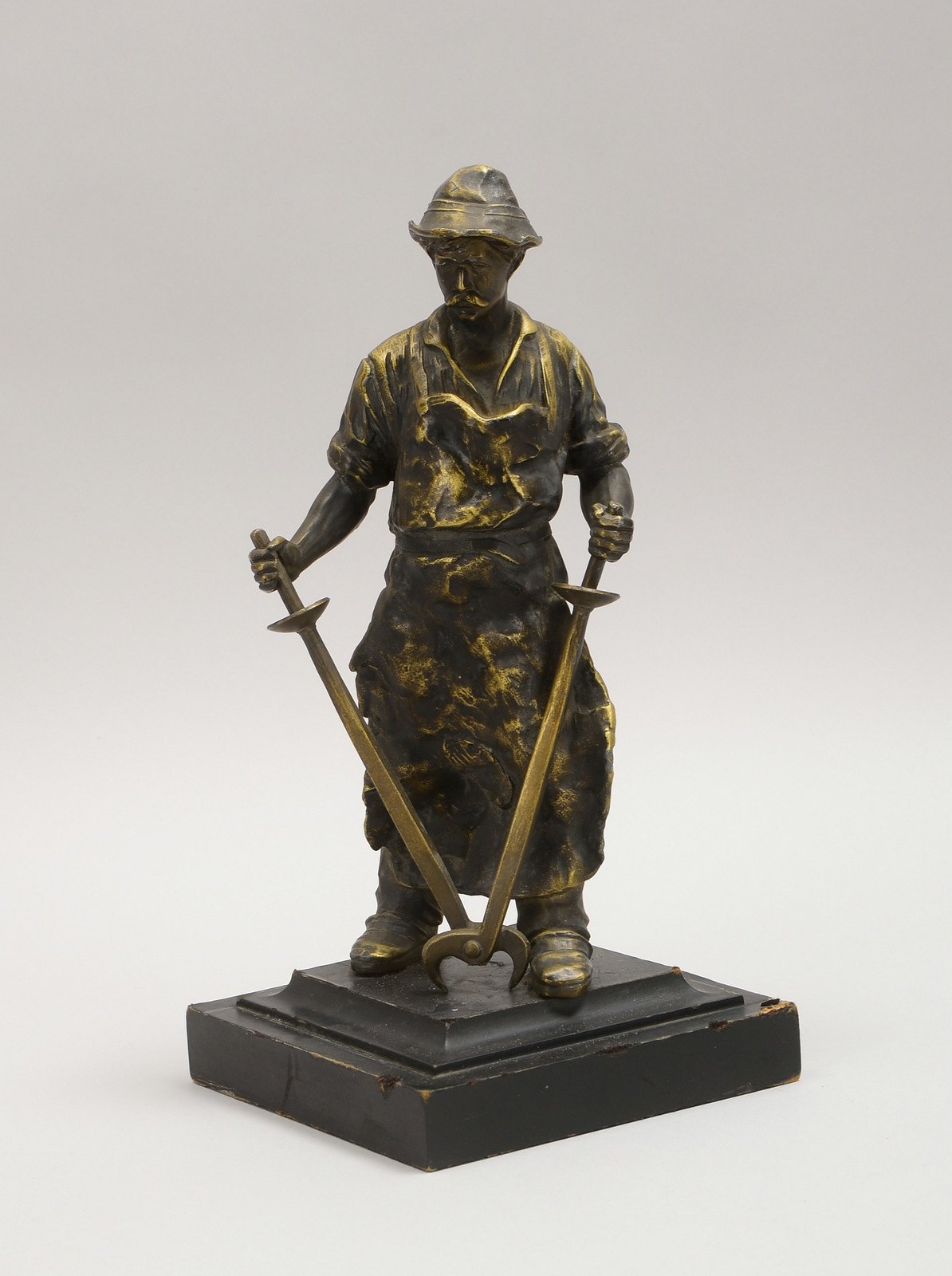 Skulptur, 'Der Schmied', Messingguss, auf Holzsockel - schwere Ausf.!; Höhe 31 cm