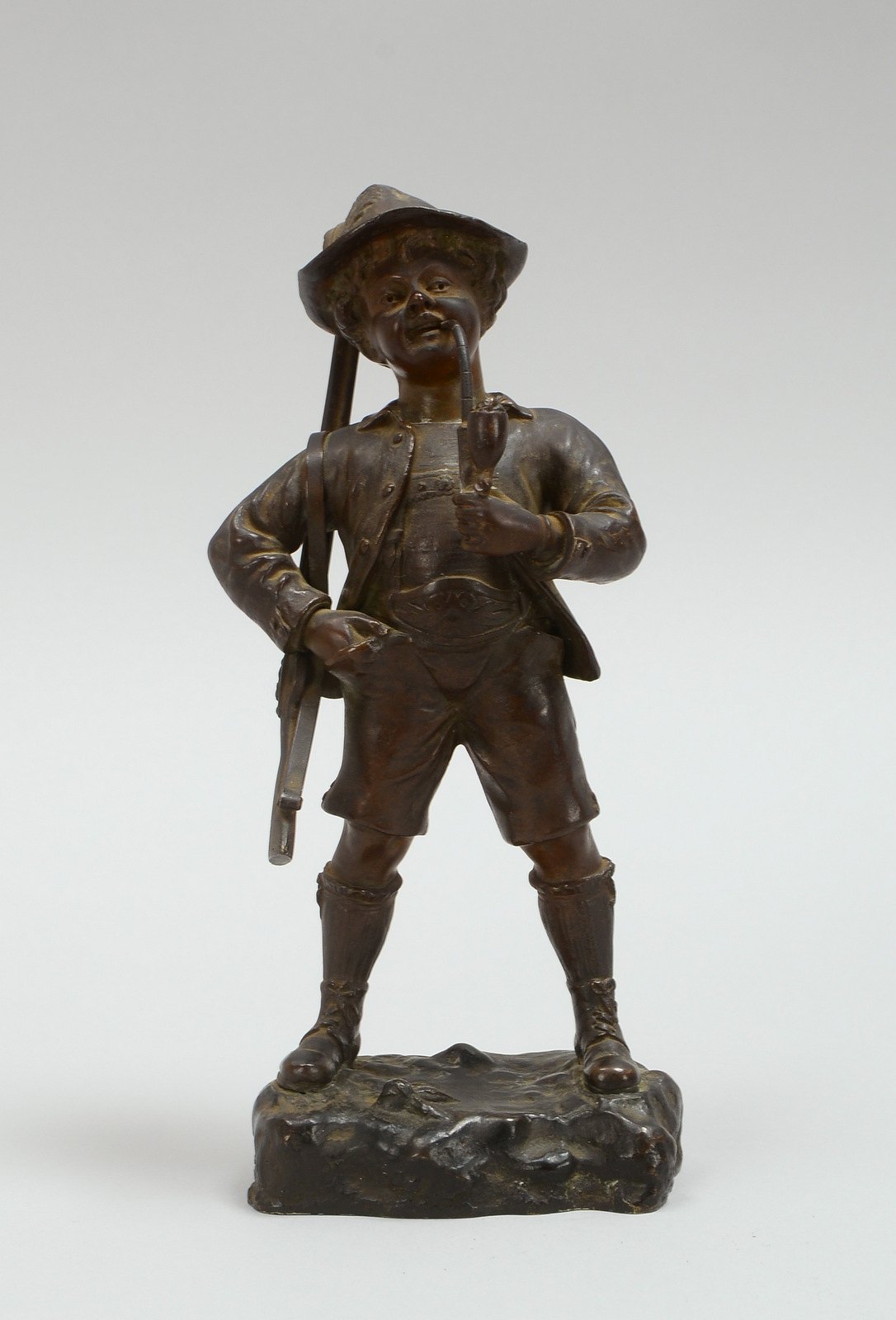 Bronzeskulptur, 'Jäger mit Gewehr und Pfeife', im Sockel signiert; Höhe ca. 21 cm
