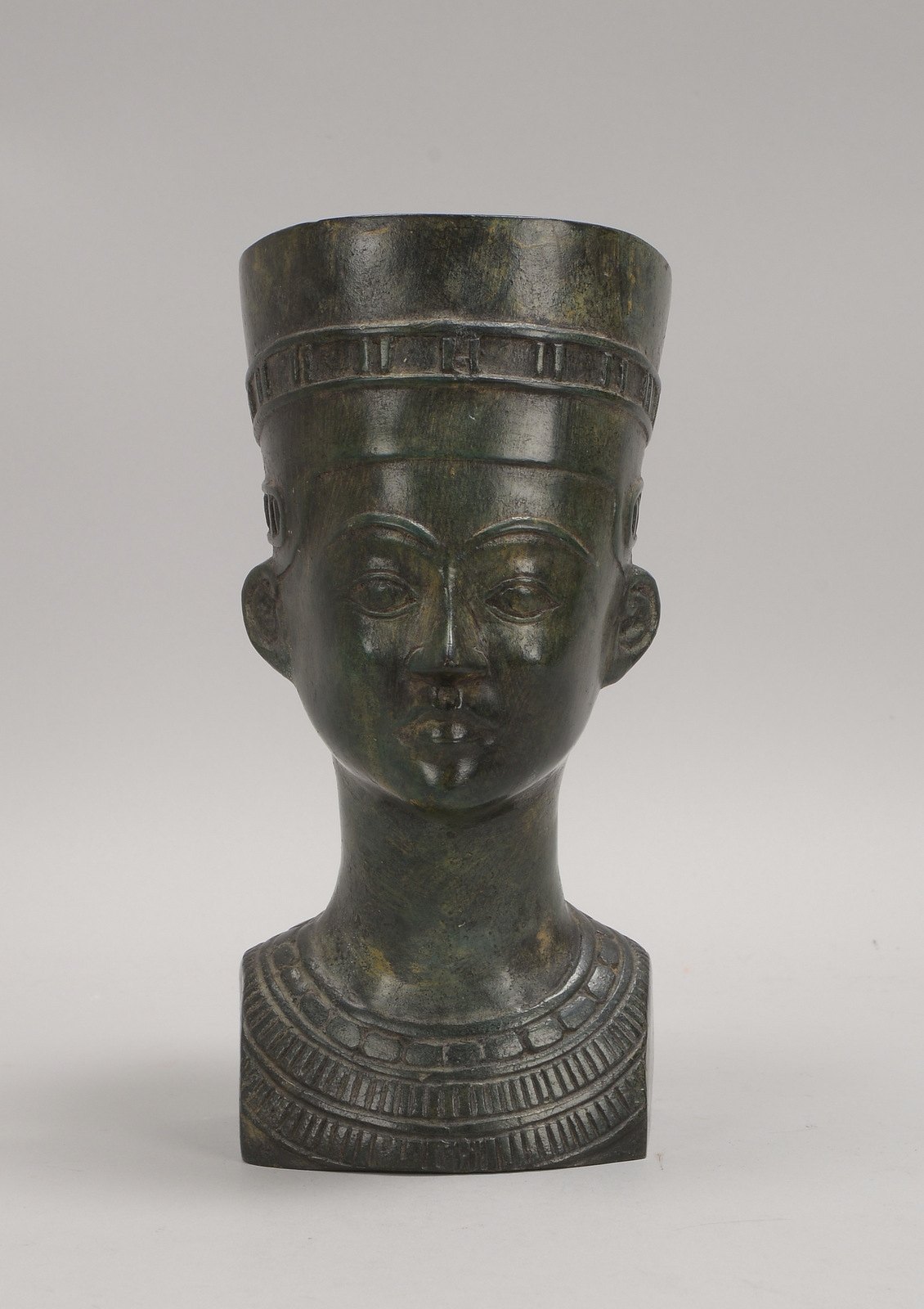 Bronzebüste (nach ägypt. Vorbild), 'Nofretete', Hohlguss mit grüner Patina; Höhe 26 cm