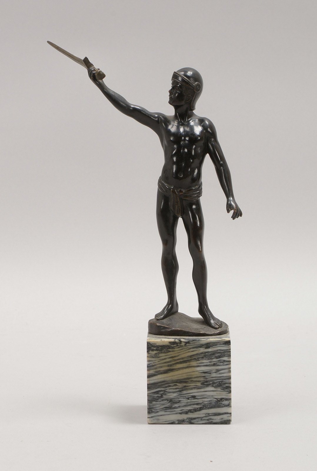 Bronzeskulptur, 'Griechischer Fechter', signiert 'Moté'(?), auf Marmorsockel; Höhe 29 cm