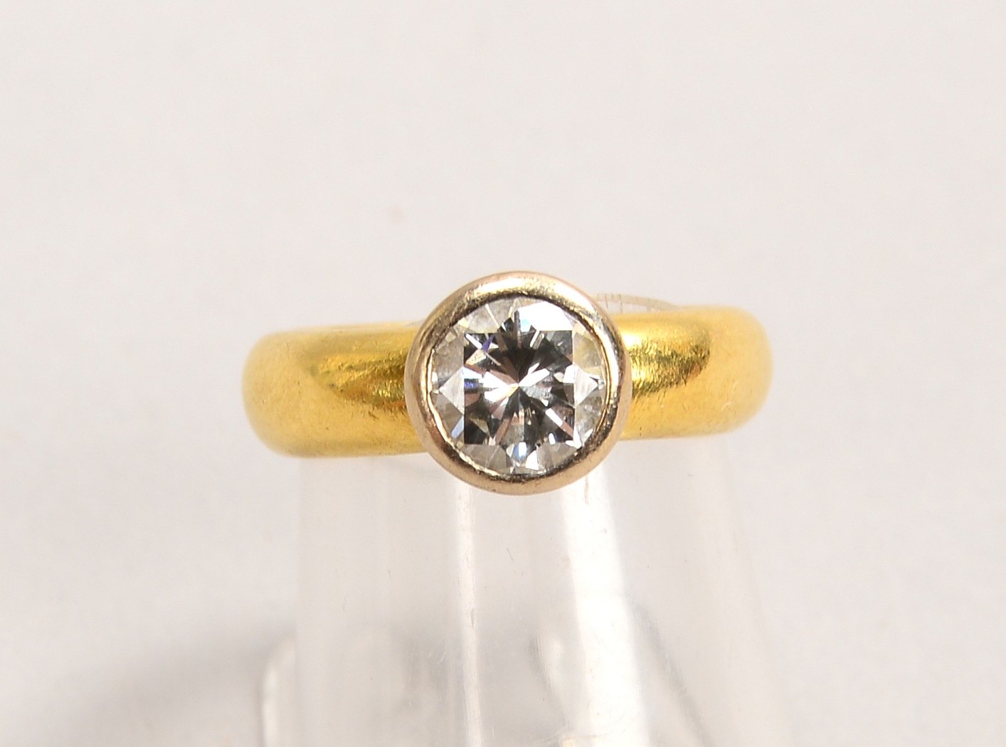 Solitärring, 750 GG/WG (gest.), mit Brill. von 1,0 ct, 'E-F/Vsi'; RG 49, Gew. 6,70 g