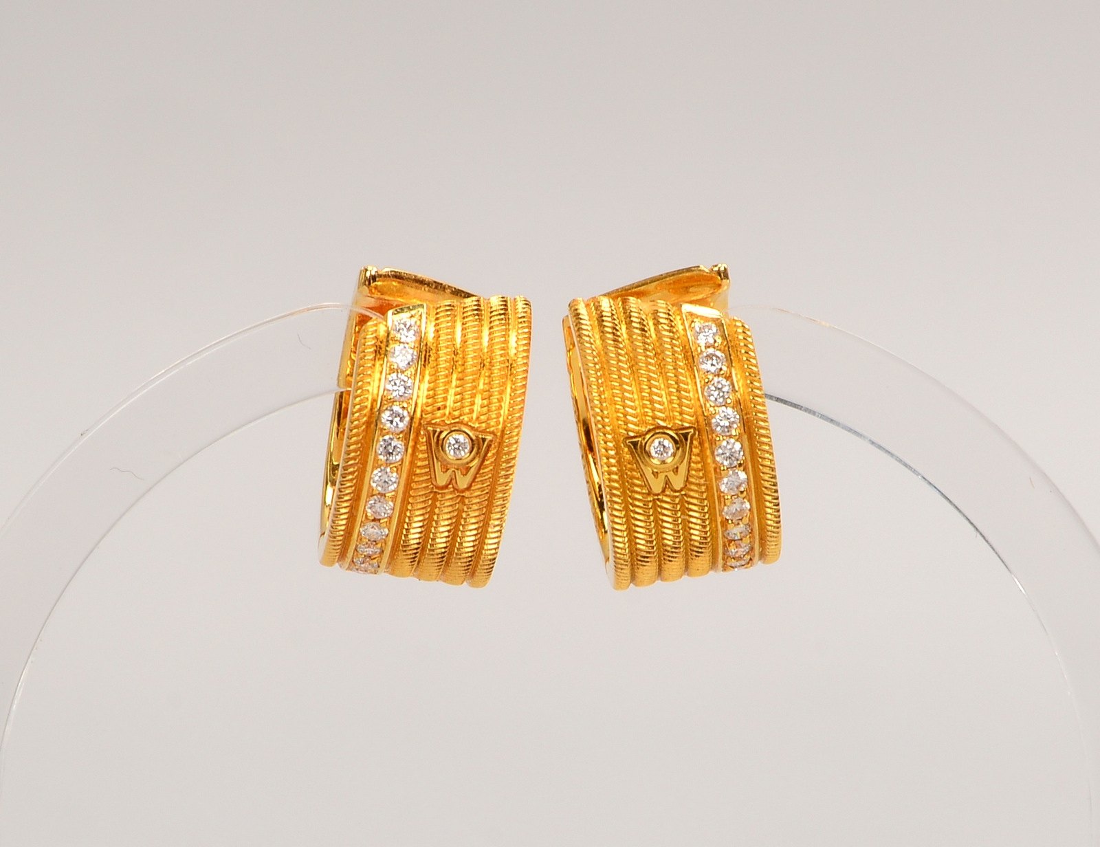 Wellendorff, 'Seidenglanz'-Creolen, 750 GG, mit 48x kl. Brill./zus. ca. 0,47 ct