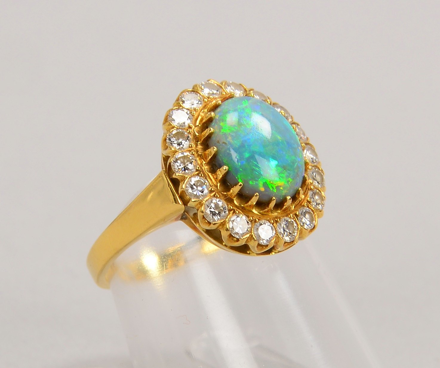 Ring, 740 GG (gest.), 3x Opal-Cabochons und Brill.-Entourage; RG 53, Gew. 4,80 g