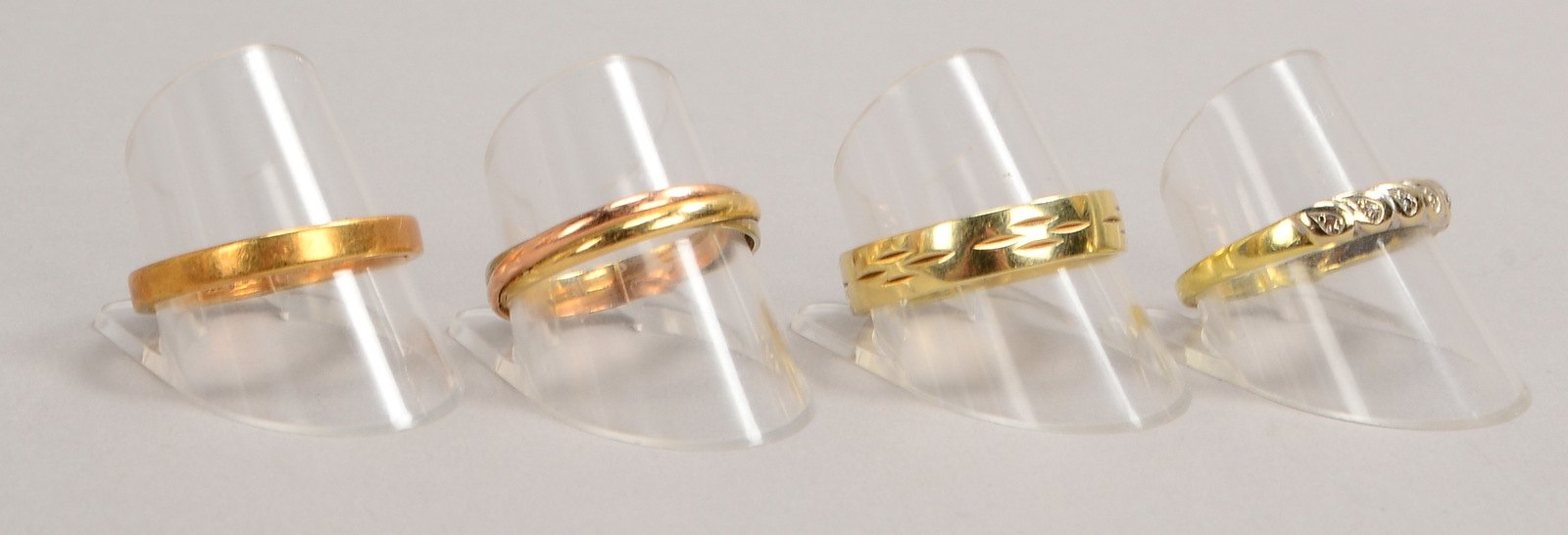 4 Ringe, 585 GG/RG (gest.), 4 Stück/teils mit Diamantbesatz; Gew. 13 g