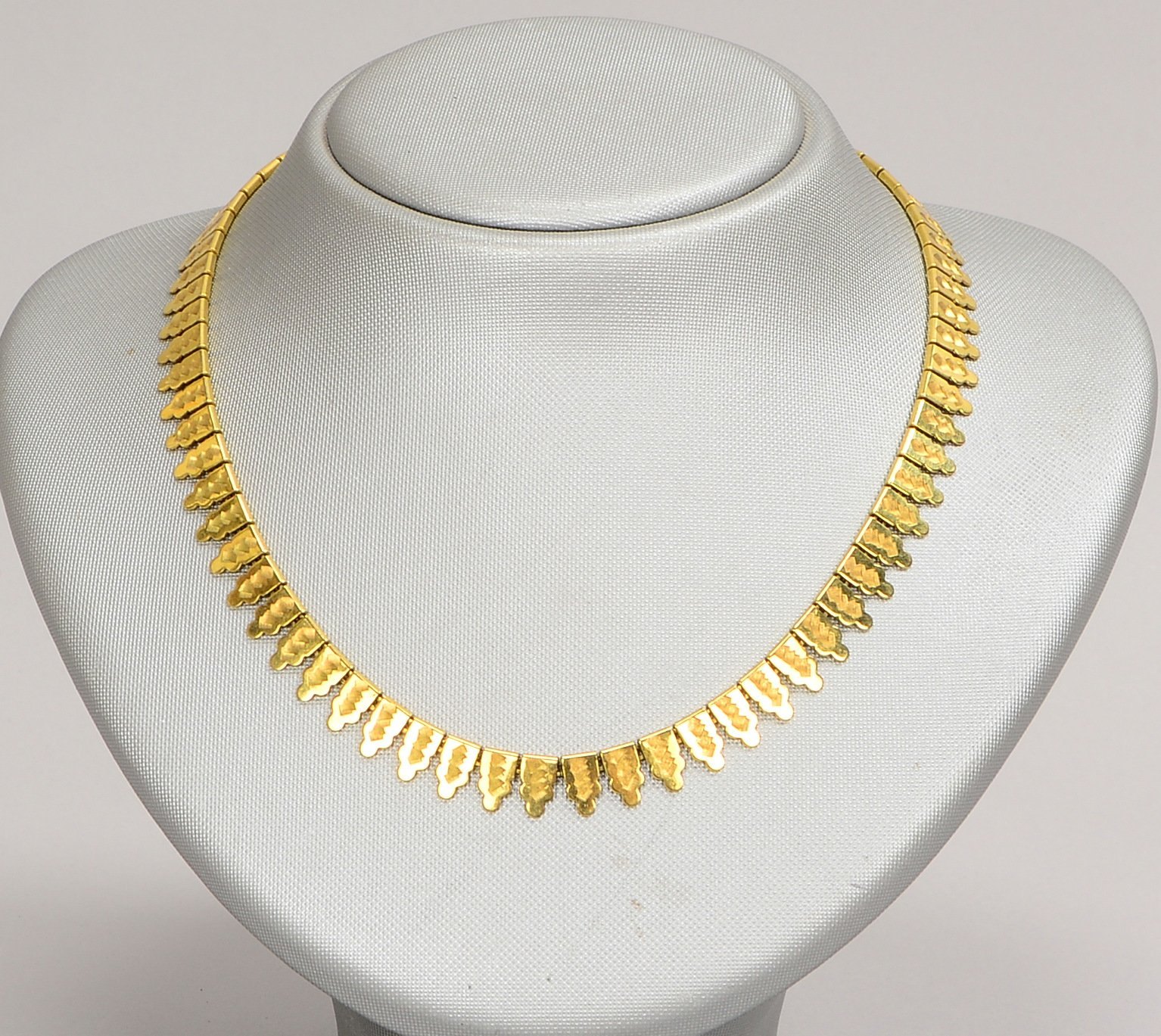 Collier, 333 GG (gest.), Glieder im oriental. Stil, mit Verlängerungskette; Gew. 22 g