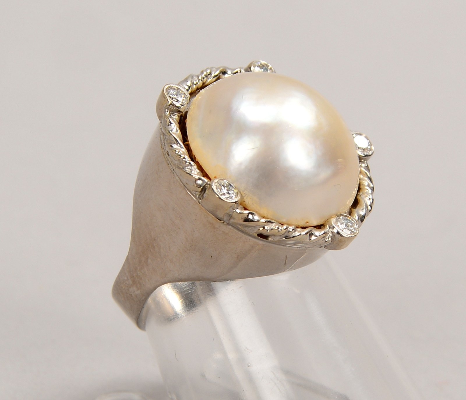 Ring, 585 WG (gest.), mit Mabéperle und 5x kl. Brill.; RG 51, Gew. 8,20 g