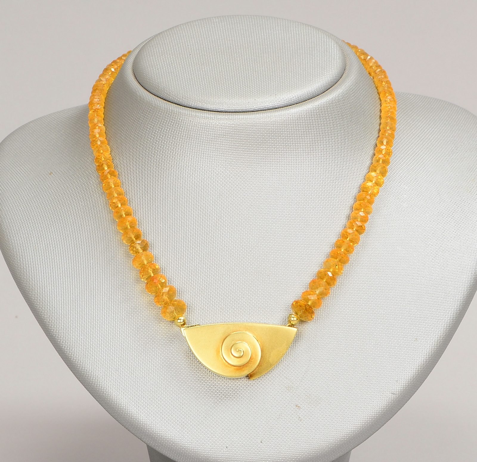 Collier, 750 GG (gest.), fac. Citrinperlen, mit 585 GG-Schließe; Gew. Schließe ca. 10 g