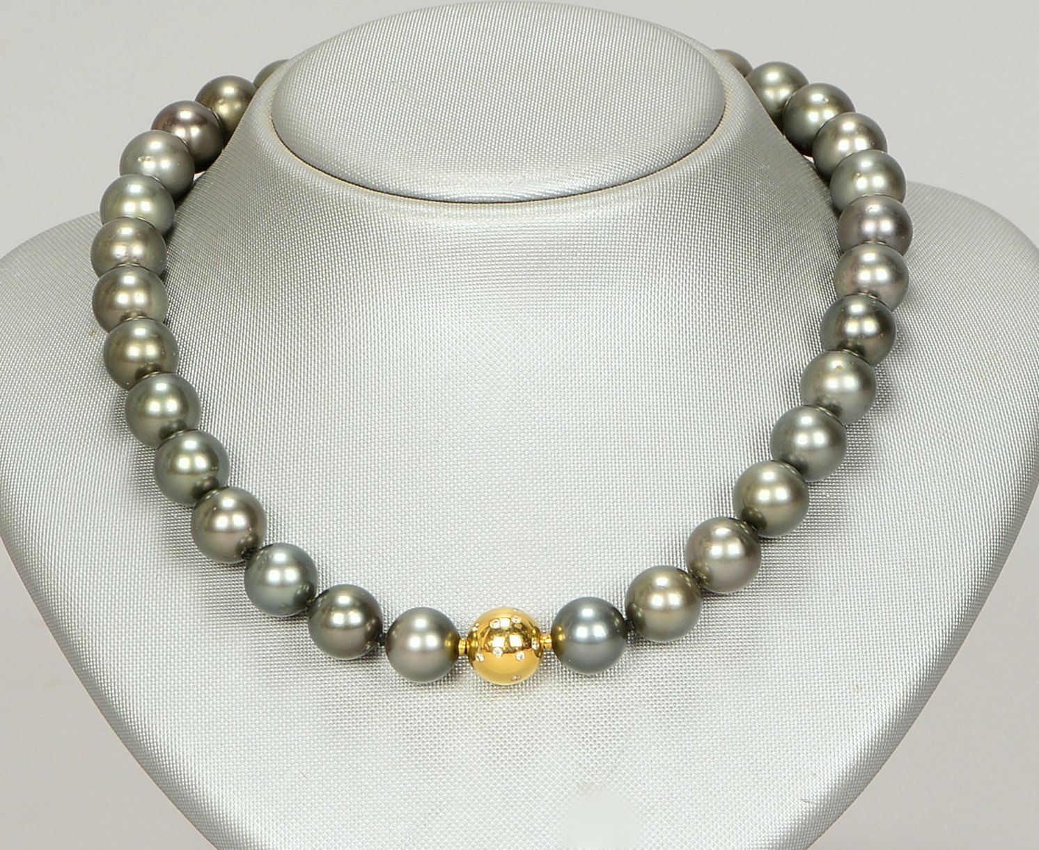 Collier, besetzt mit Tahitiperlen/Ø 11 mm, 750 GG-Kugelschließe mit Diam.; Gew. 97 g