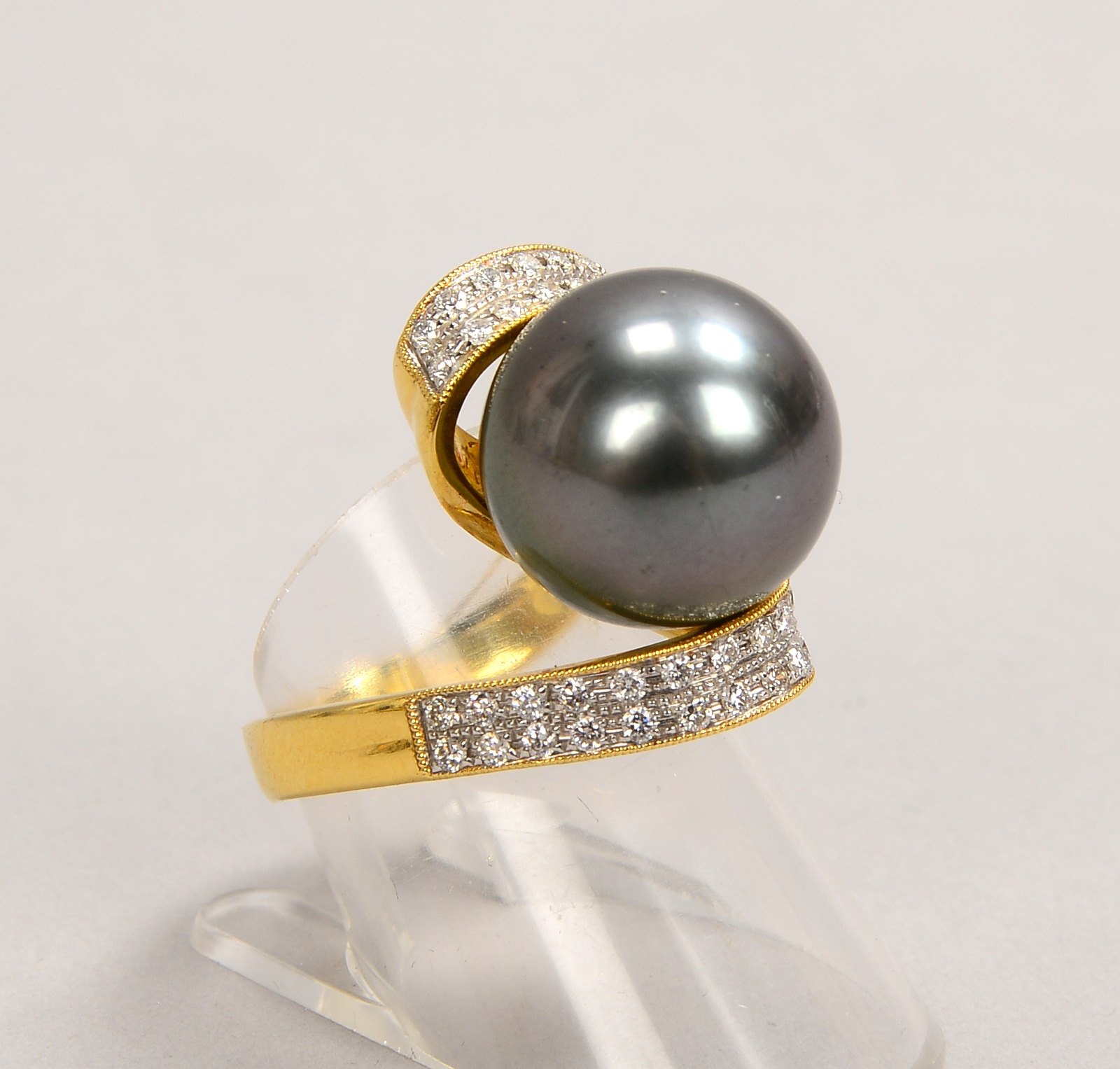 Ring, 750 GG (gest.), mit Tahitiperle/Ø 14 mm, und 44x kl. Brill./zus. ca. 0,44 ct; Gew. 12 g