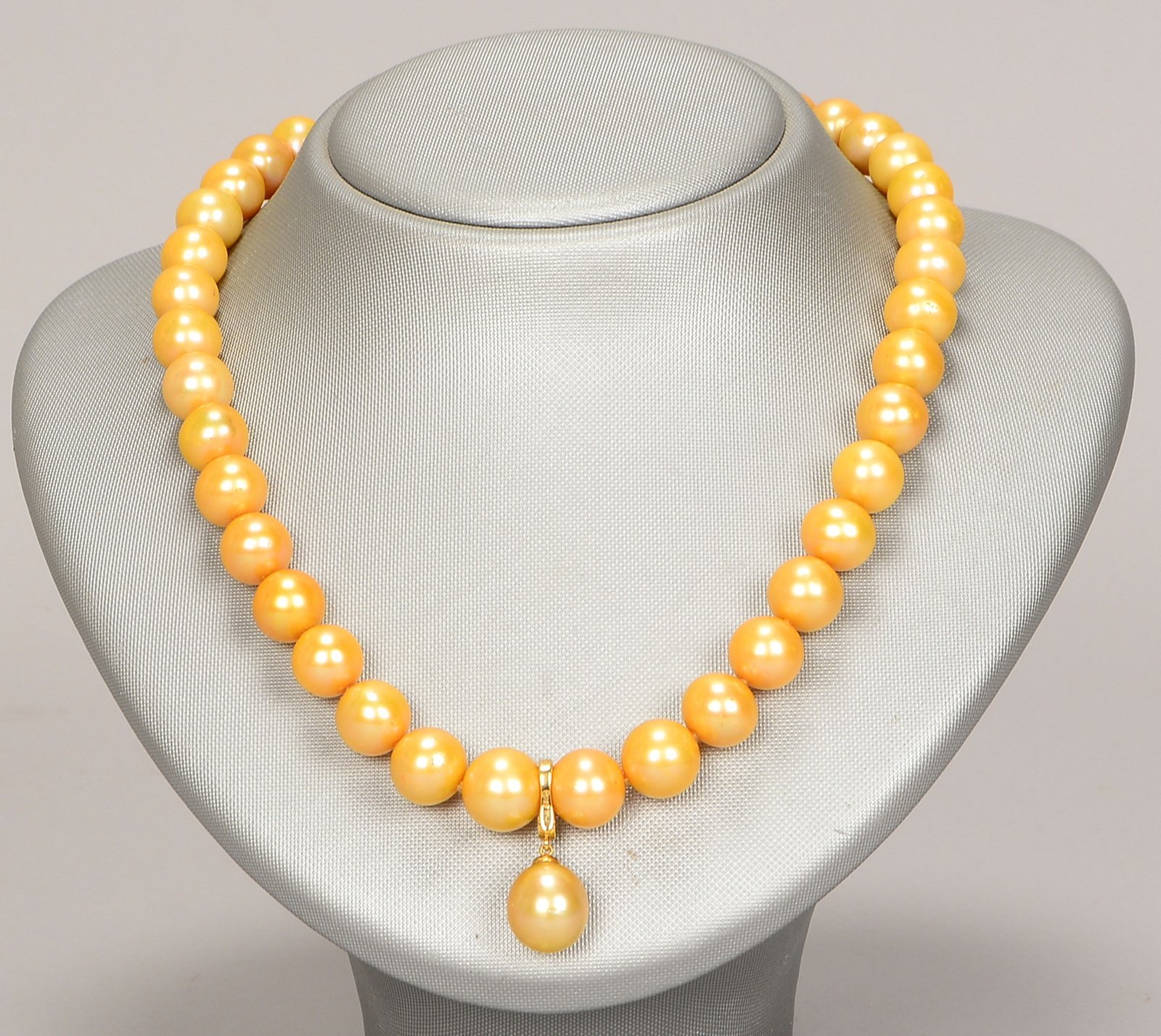 Collier, mit Zuchtperlen/ca. Ø 12 mm, champagnerfarben, 585 GG-Schließe und Vario-Anh.