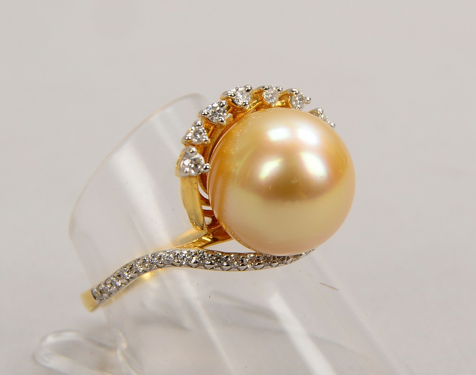Ring, 750 GG (gest.), mit Zuchtperle/ca. Ø 12 mm, champagnerfarben, und Brill.; RG 57