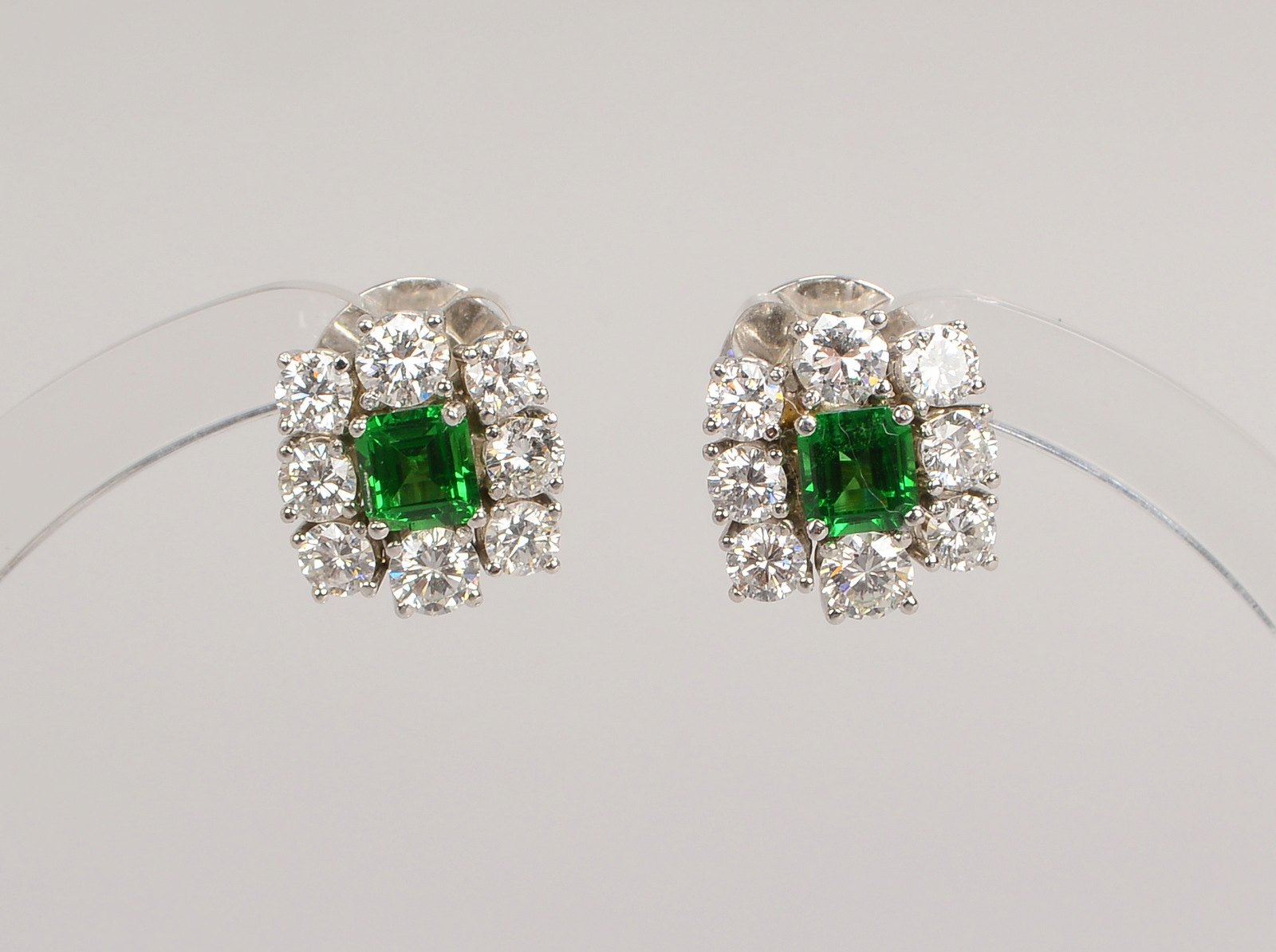 Paar Ohrstecker, 585 WG (gest.), je 1 Smaragd und Brill./zus. ca. 1,80 ct; Gew. 3,90 g
