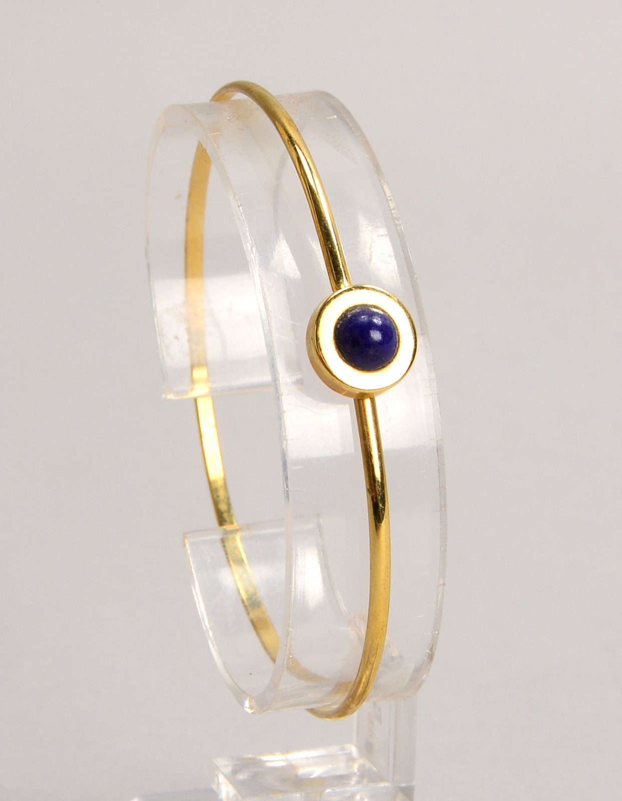 Armreif, 333 GG (gest.), mit Lapislazuli-Cabochon; Durchmesser Ø 5,2 x 5,8 cm, Gew. 4,10 g