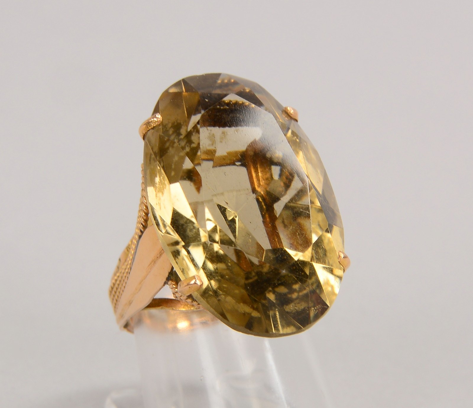 Ring, 585 GG (gest.), mit fac. ovalem Rauchtopas/Maße 18 x 28 cm; RG 52, Gew. 12,70 g