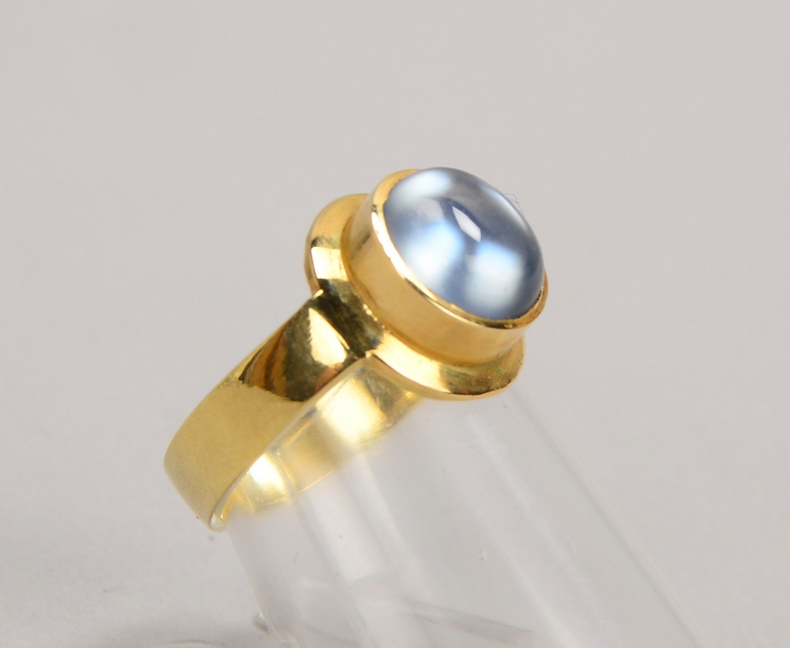 Ring, 585 GG (gest.), mit blauem Stein(?) im Cabochonschliff; RG 53, Gew. 4,70 g