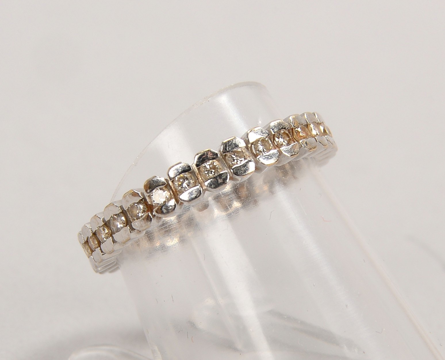 Memoryring, 750 WG (gest.), mit 30x kl. Brill./zus. ca. 0,30 ct; RG 54, Gew. 3,10 g