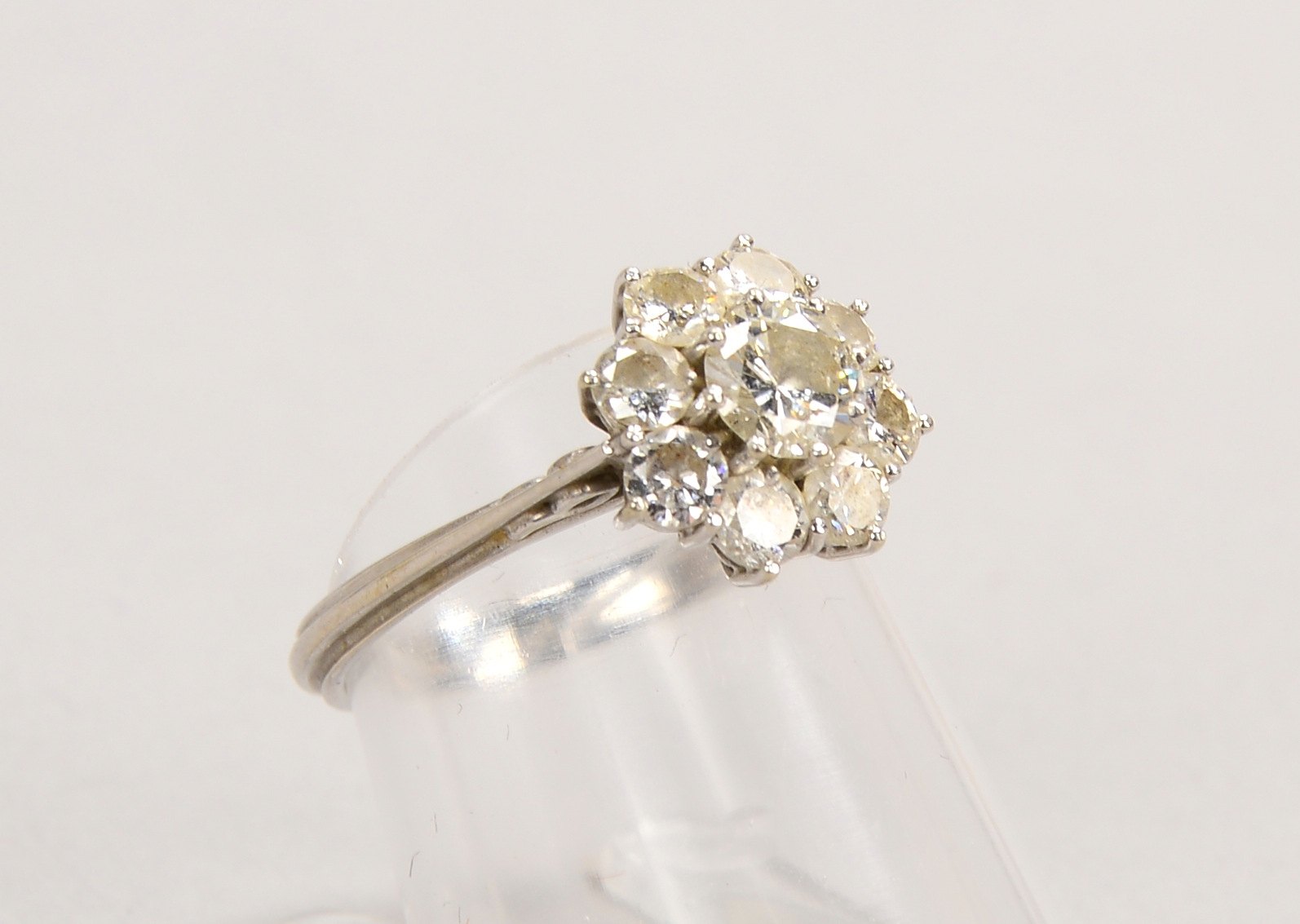 Ring, 750 WG (gest.), Brill./ca. 0,50 ct mit Brill.-Entourage/zus. ca. 0,80 ct, 'Si-P1'