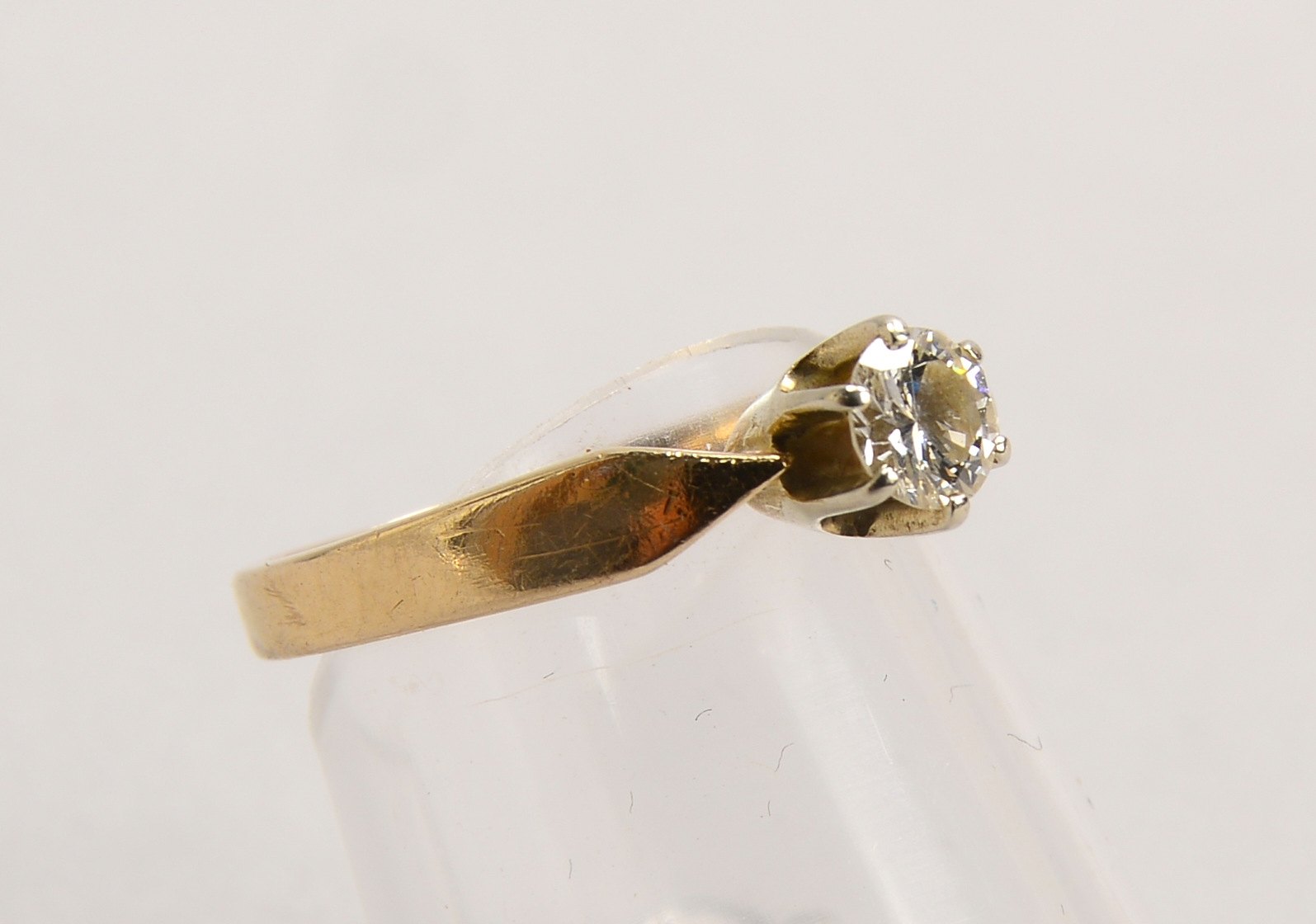 Ring, 750 GG (gest.), mit Brillant von ca. 0,33 ct, 'H-Vssi'; RG 51, Gew. 3,30 g