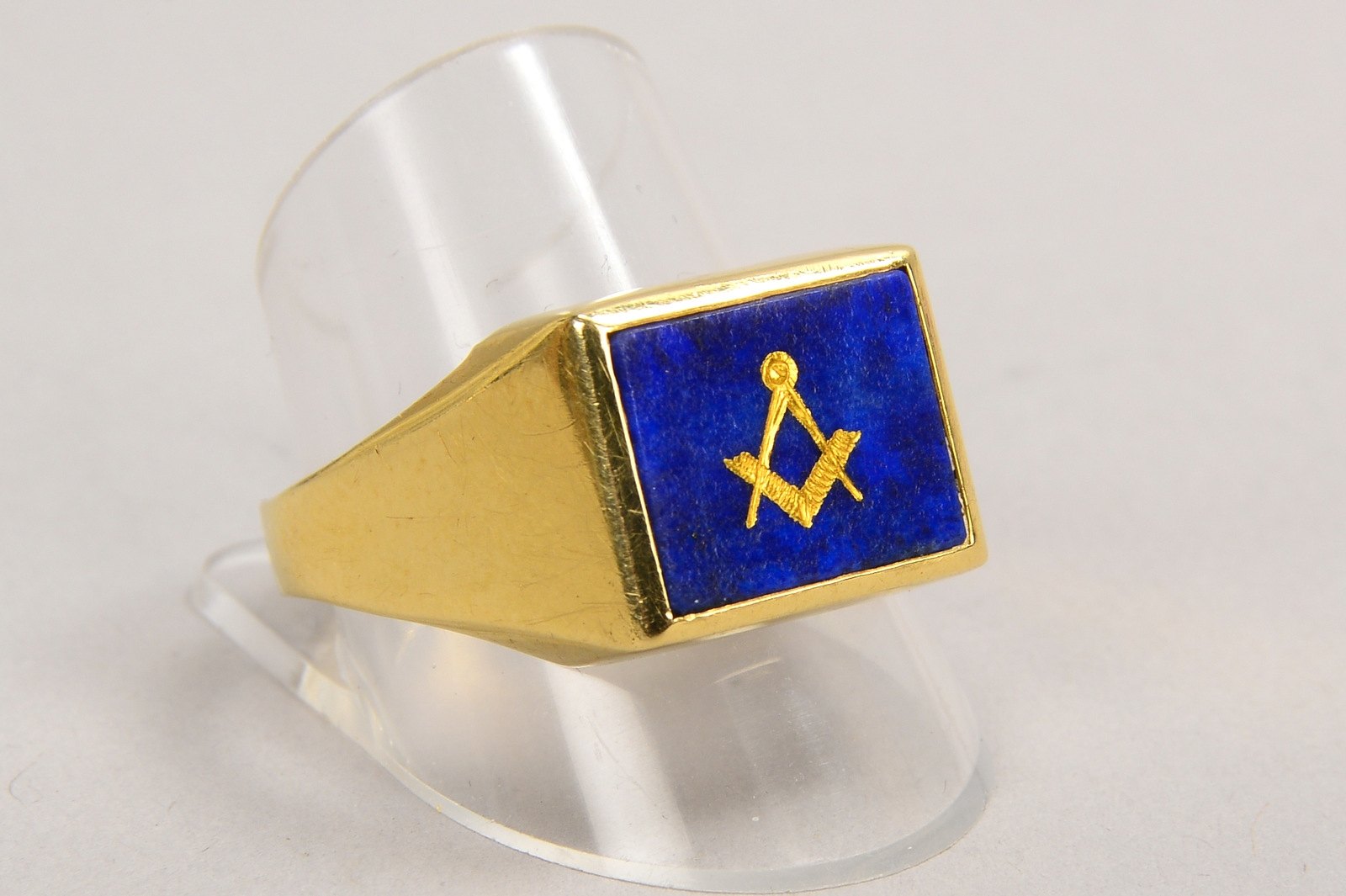 'Freimaurer'-Herrenring, 585 GG, Lapislazuli-Platte mit Symbolgravuren; Gew. 4,50 g