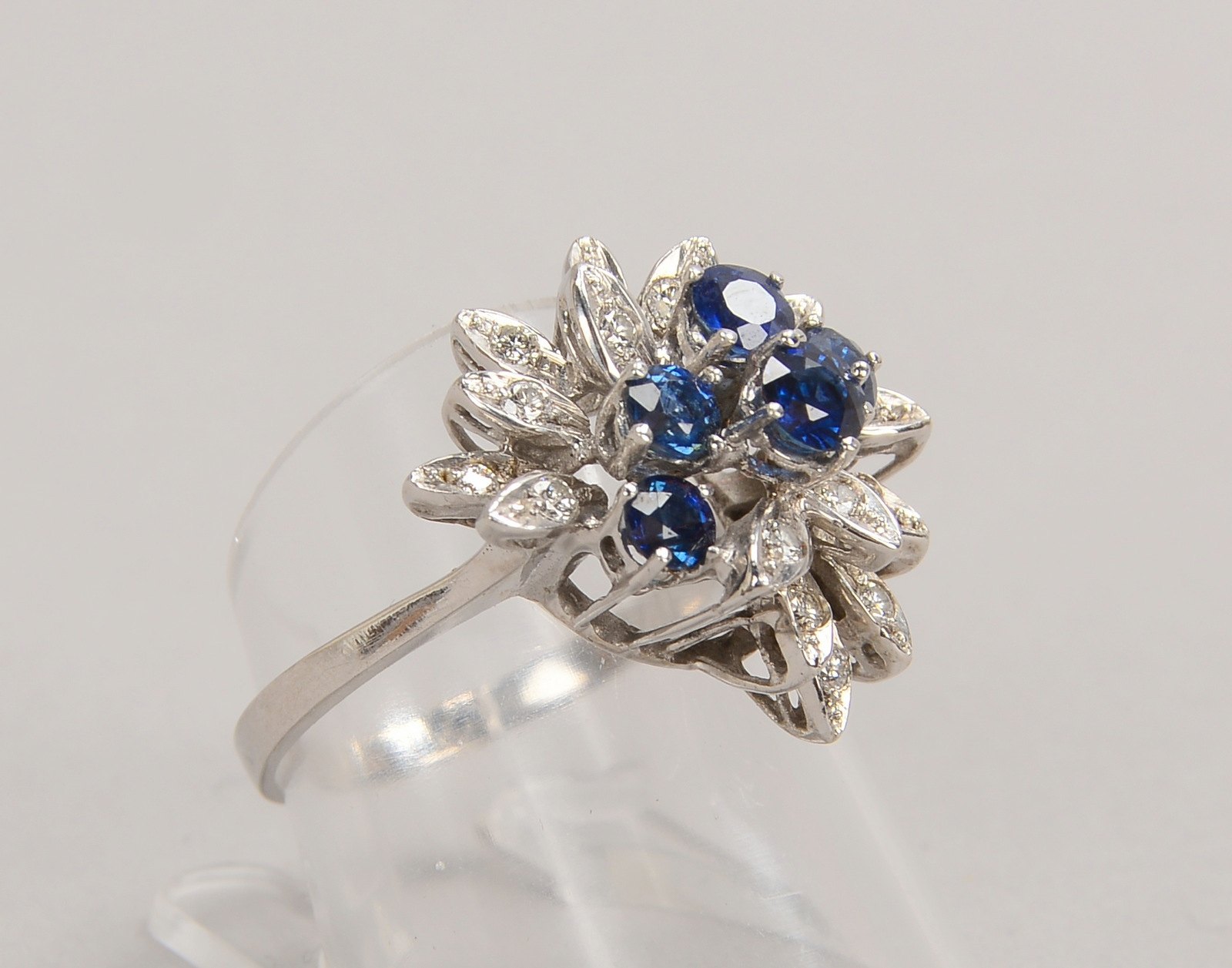 Ring, 585 WG (gest.), Blütenform, mit Saphiren und Brill./zus. ca. 0,25 ct; Gew. 4,80 g