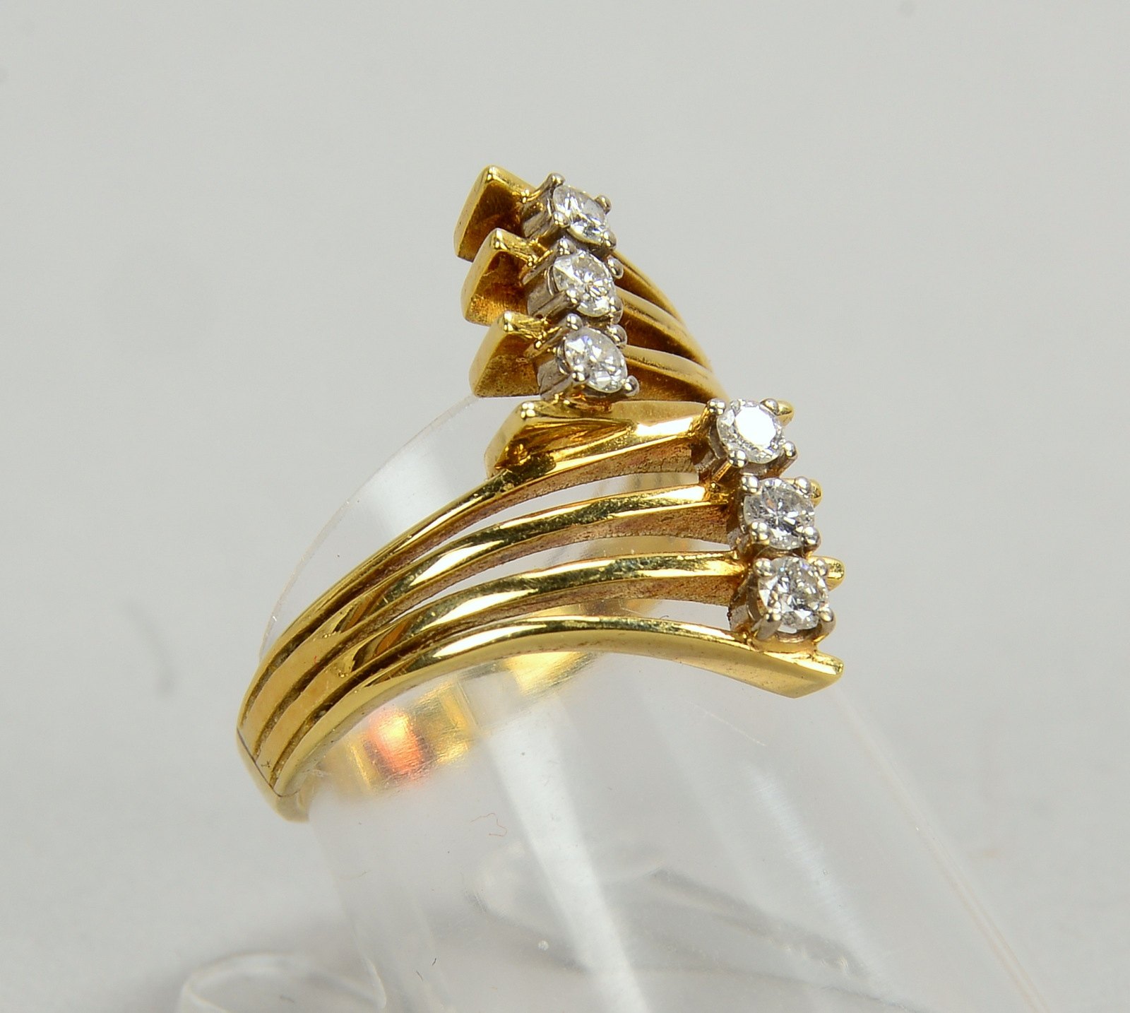 Ring, 585 GG (gest.), mit 6x kl. Brill./zus. ca. 6,30 ct; RG 55, Gew. 4,90 g