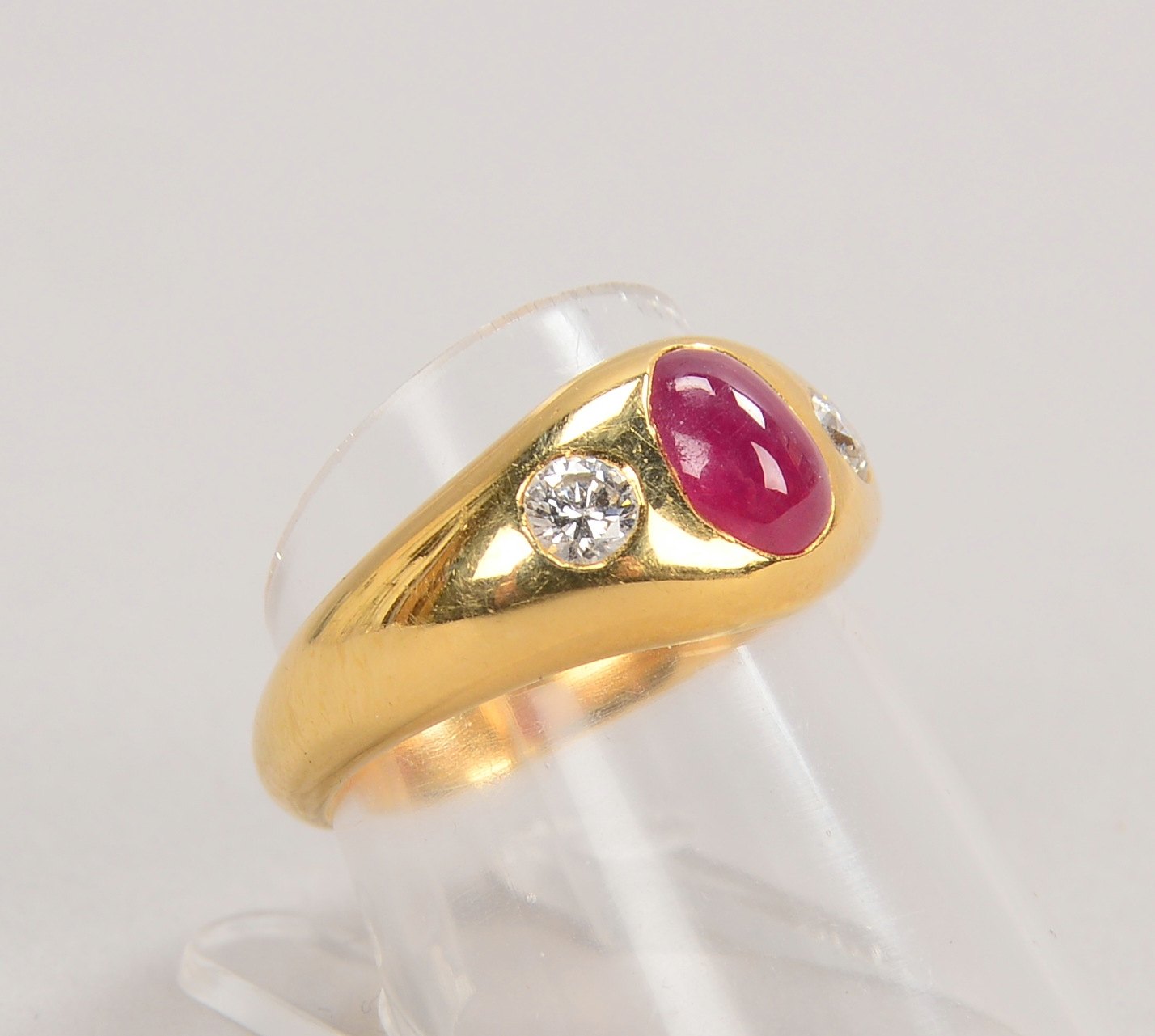 Ring, 585 GG (gest.), mit Rubincabochon und 2x Brill./zus. ca. 0,30 ct; Gew. 7,20 g