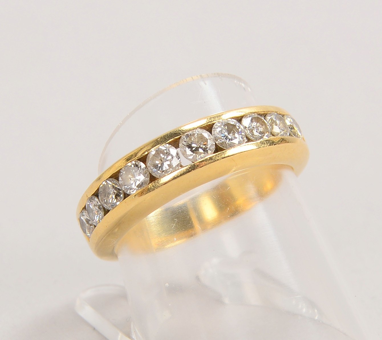 Ring, 585 GG (gest.), mit 10x kl. Brill./zus. ca. 0,80 ct, Farbe Weiß, 'Si-P1'; Gew. 5,50 g