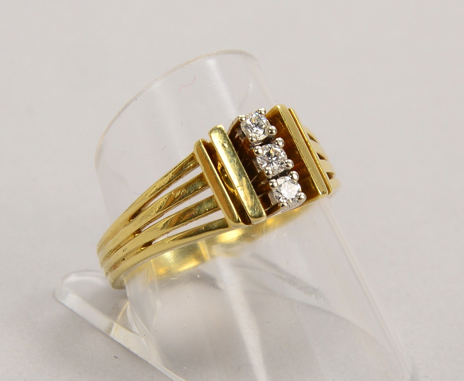 Ring, 585 GG (gest.), mit 3x kleinen Brill./zus. ca. 0,15 ct; RG 59, Gew. 5,30 g