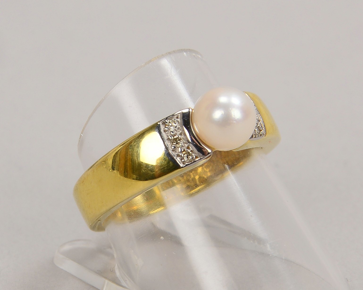 Ring, 585 GG/WG (gest.), .mit einzelner Perle und 6x kl. Diam.; RG 58, Gew. 4,90 g