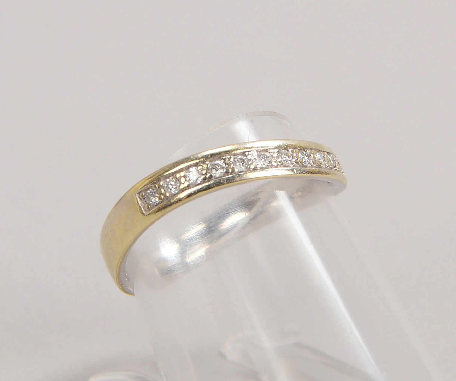 Juwelier Christ, Ring, 585 WG (gest.), geschw. Ringschiene mit 11x kl. Brill.; Gew. 3 g
