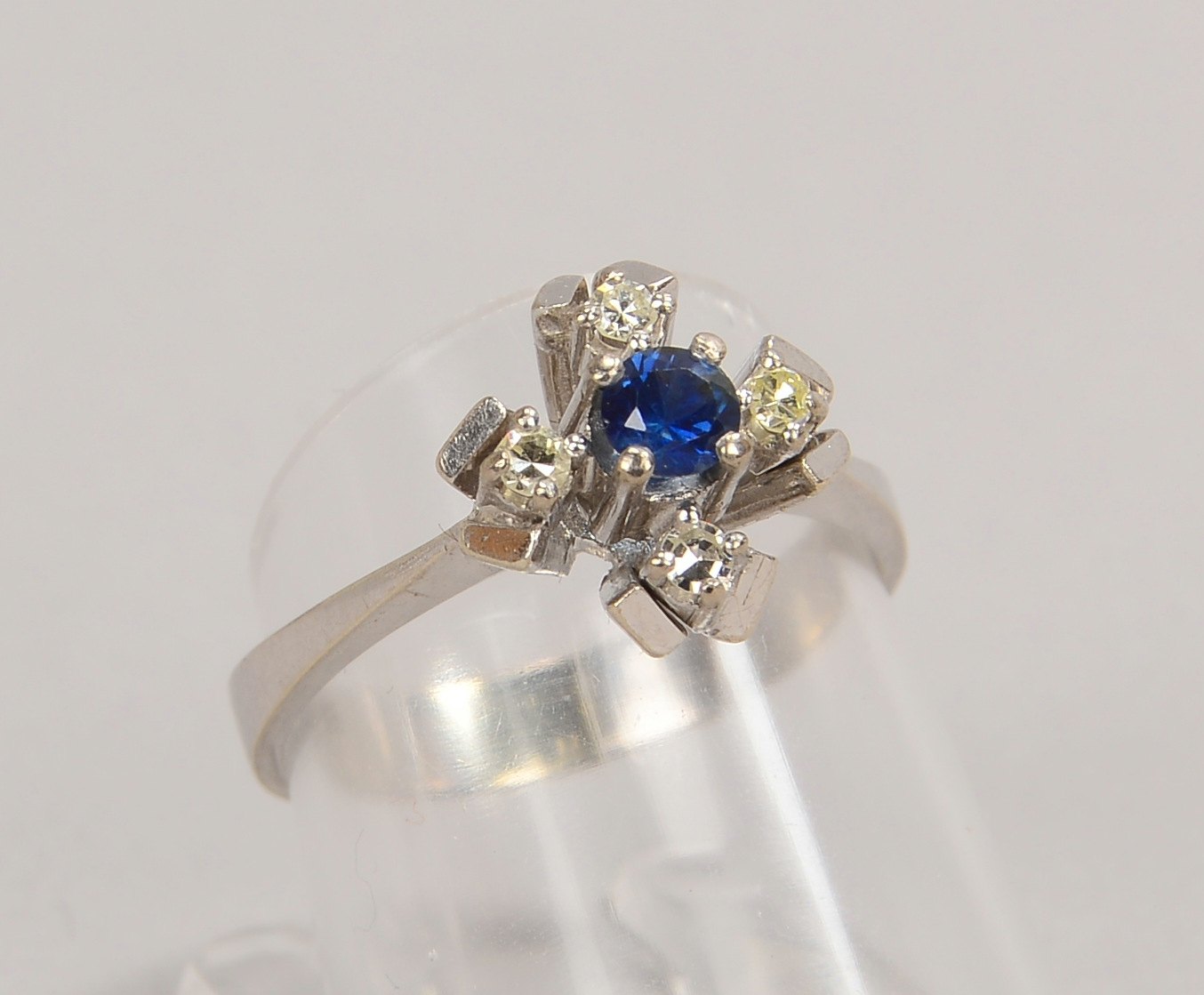 Ring, 585 WG (gest.), mit einzelnem Saphir und 4x Diam.; RG 55, Gew. 3,80 g