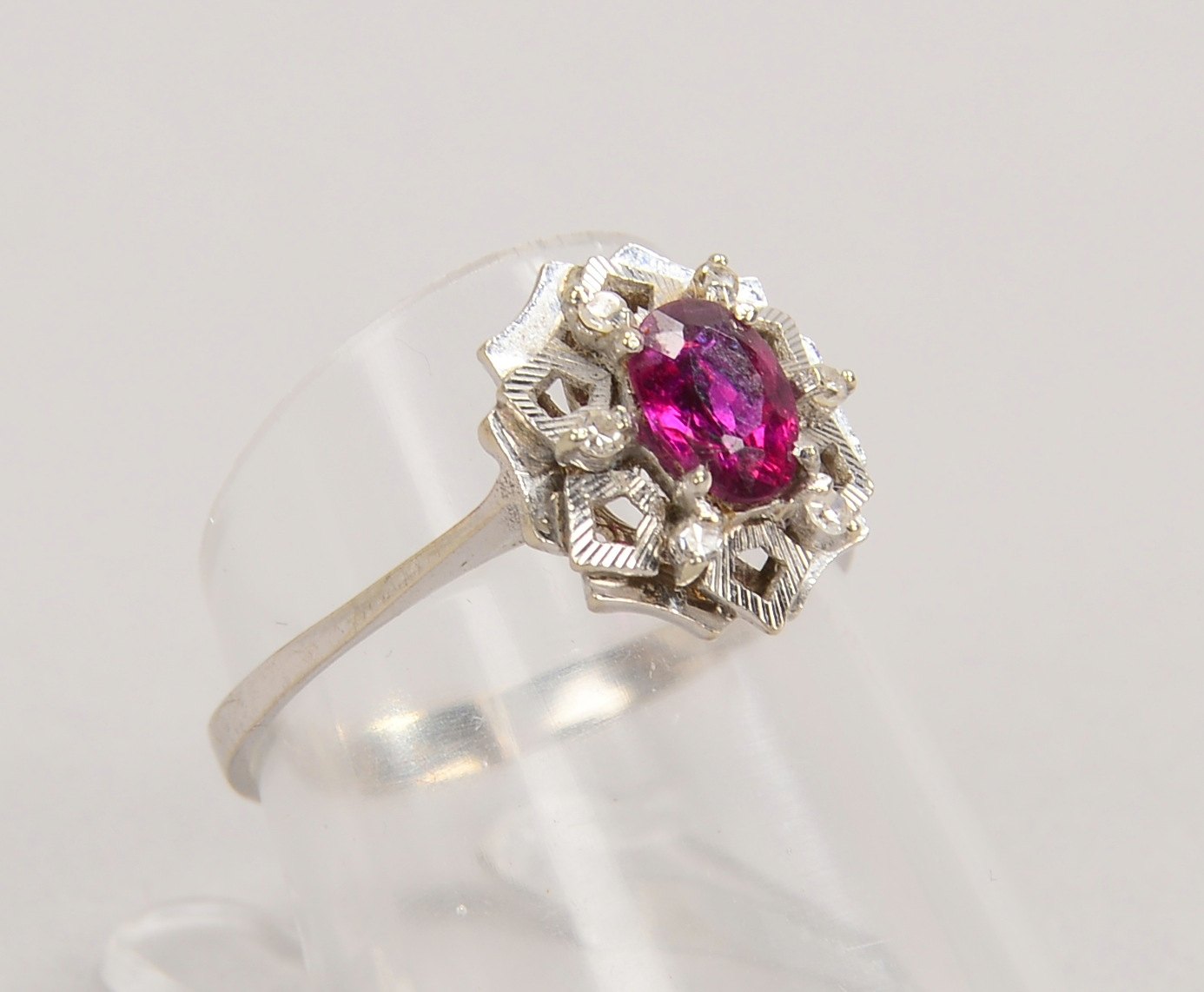 Ring, 585 WG (gest.), mit einzelnem Rubin und 6x Diam.; RG 56, Gew. 2,40 g