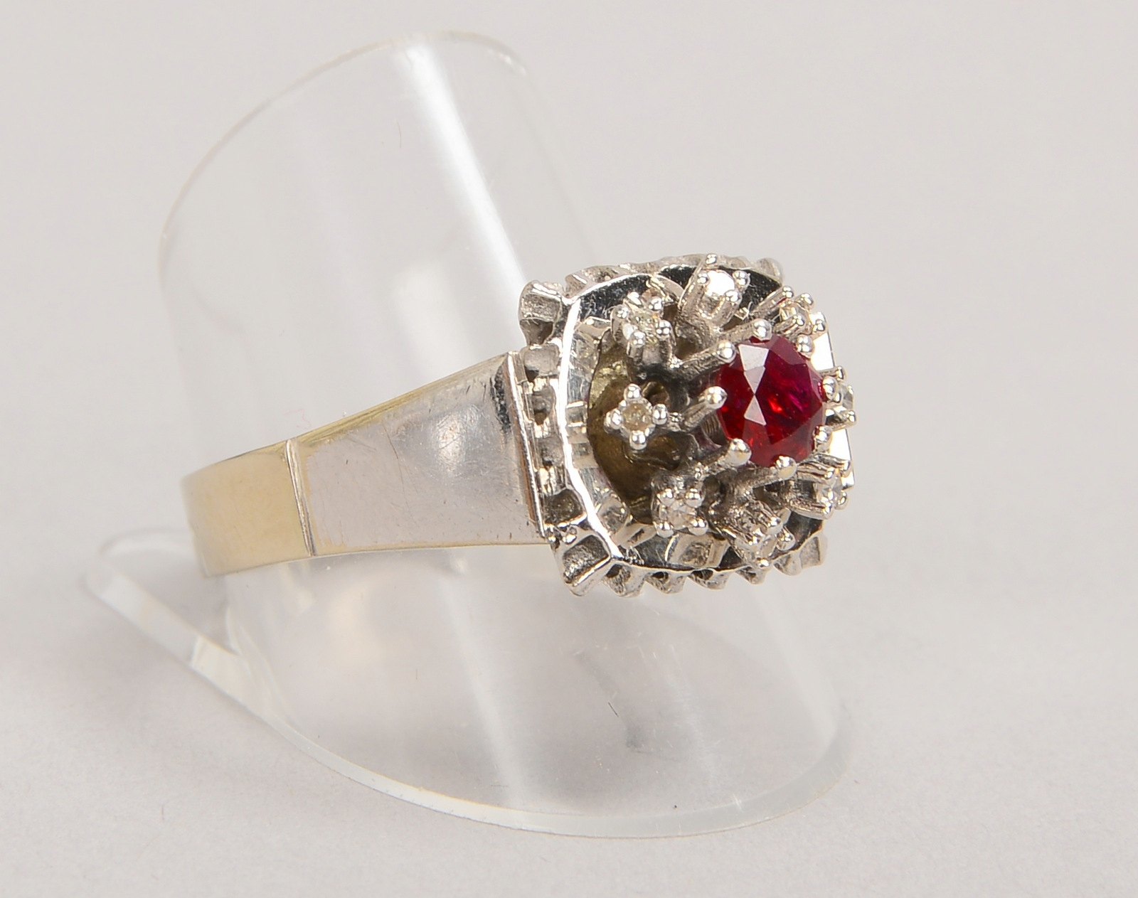Ring, 585 WG (gest.), mit einzelnem Rubin und Diam.; RG 64, Gew. 6,90 g