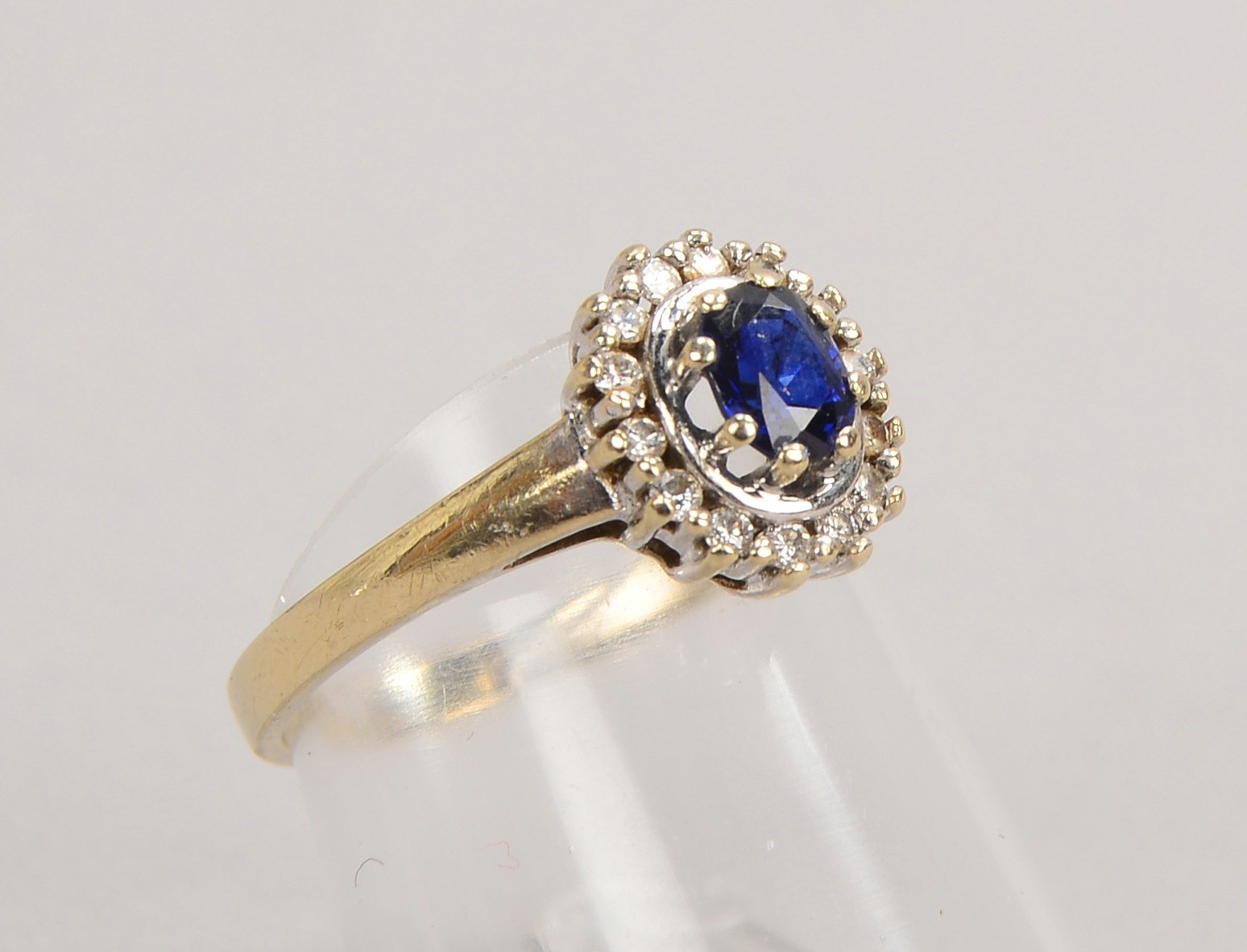 Ring, 585 WG (gest.), mit einzelnem Saphir und Brill./zus. ca. 0,21 ct; Gew. 2,70 g