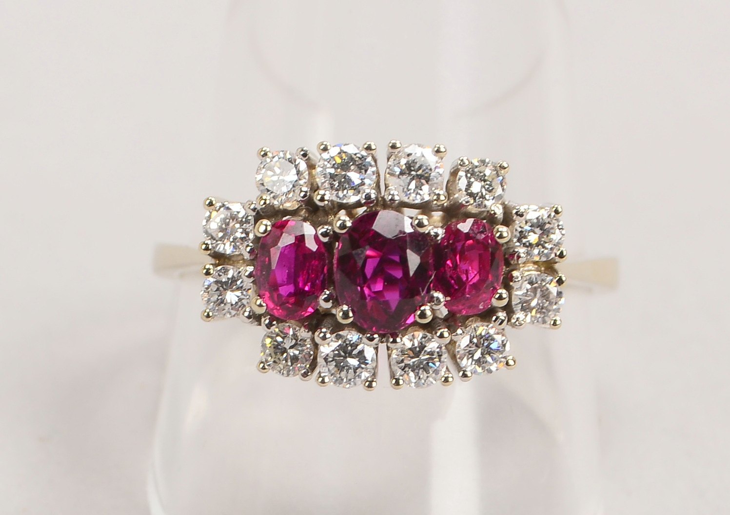 Ring, 750 WG (gest.), mit Rubinen/zus. ca. 1,05 ct, und Brill./zus. ca. 0,44 ct; Gew. 4,16 g