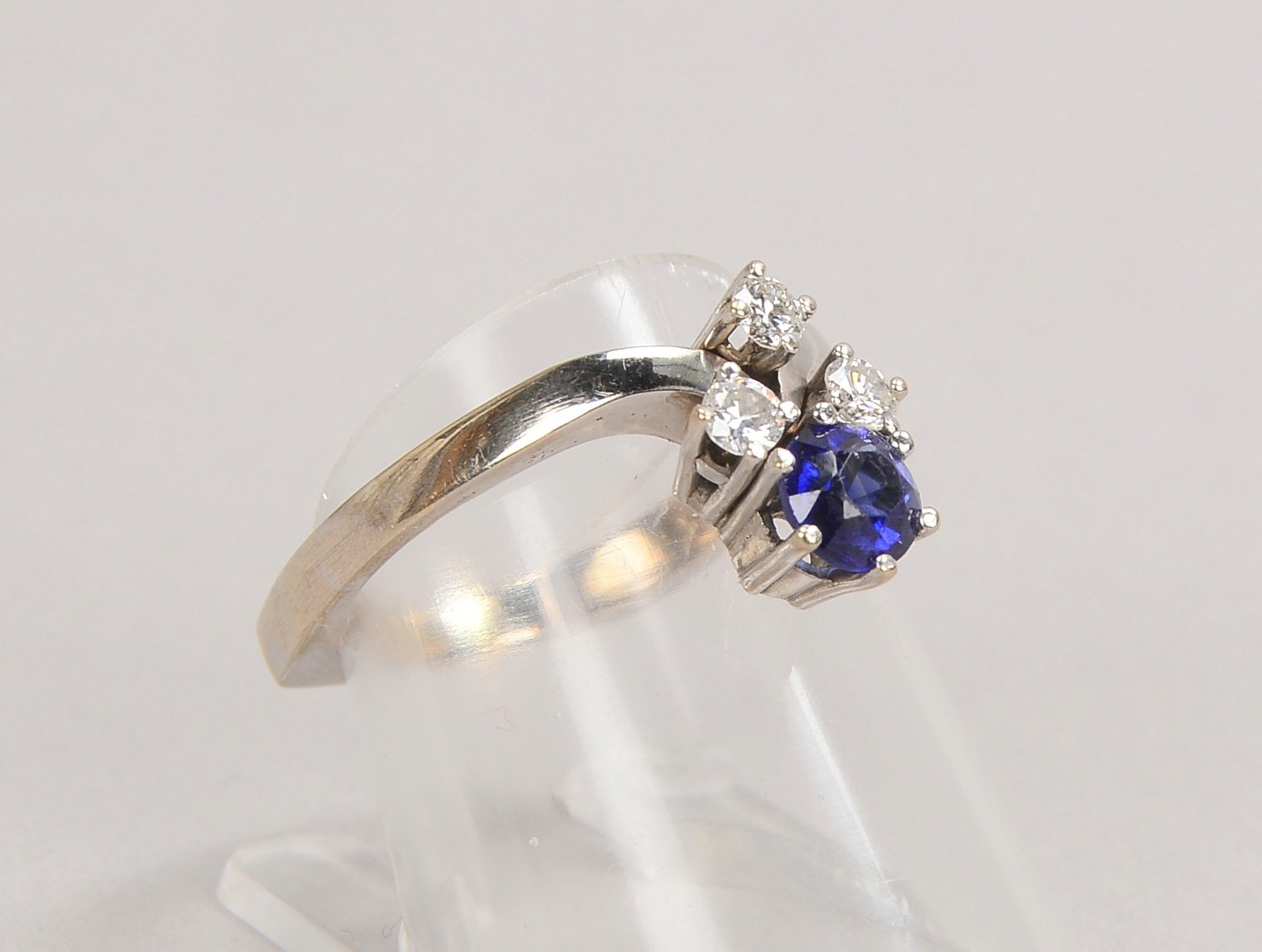 Ring, 585 WG (gest.), mit Saphir und 3x kl. Brill./zus. ca. 0,21 ct; Gew. 3,70 g